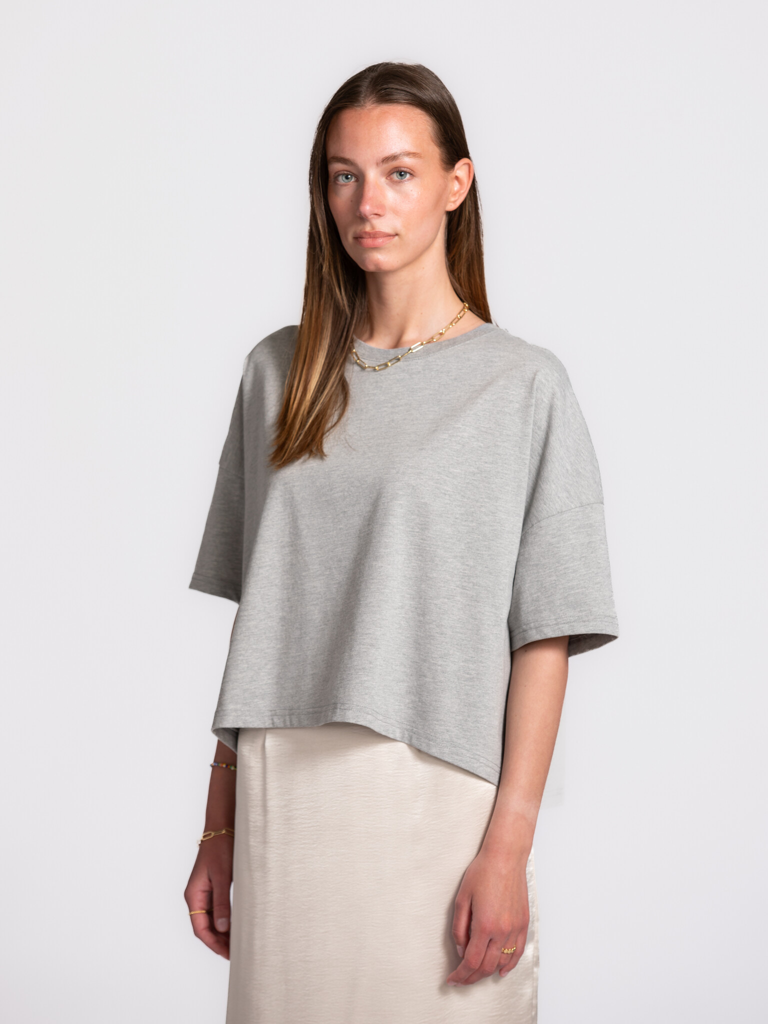 Les Soeurs boxy T-shirt Carrie 1. Wardrobe winner. Thanks to its loose fit and shorter length, this boxy tee brings a new...