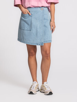 Jupe Kaia Stellan. Le soleil sur la peau et un denim qui accompagne légèrement chaque mouvement. Cette jupe évoque une jo...