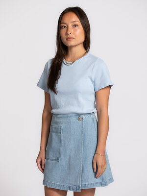 T-shirt Alexis. A fresh take on a timeless basic. The close-fitting shape creates a refined, calm look. A color that ligh...