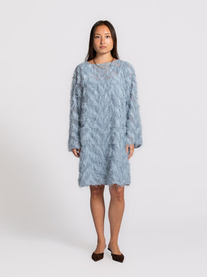 Jurk MyLine. De franjes geven deze mini-jurk beweging en dimensie. De lichte structuur en zachte kleur geven haar een spe...