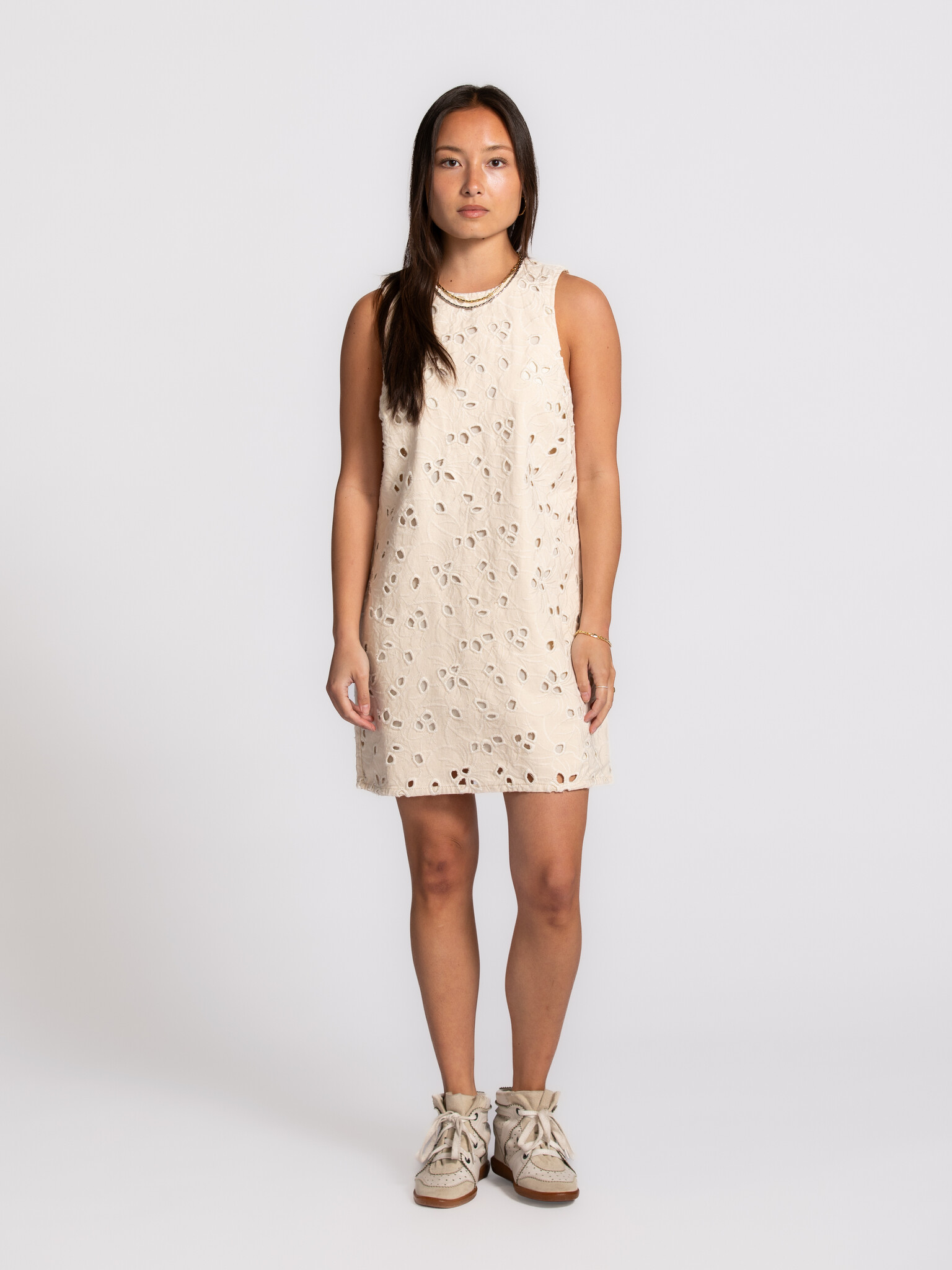 Edited robe broderie Nicky 1. Léger et parfait pour les journées ensoleillées. La broderie ajourée apporte une texture lu...
