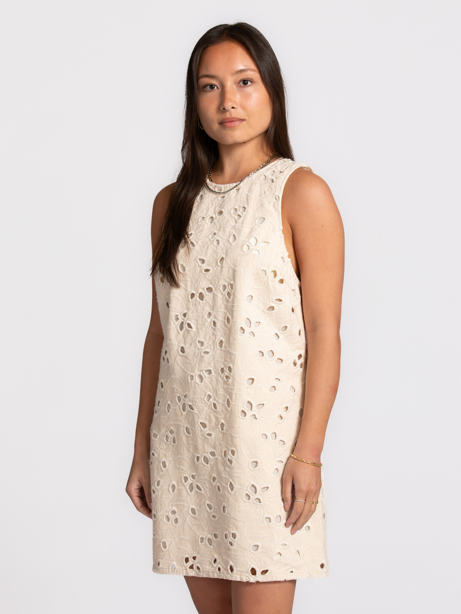 Edited robe broderie Nicky 3. Léger et parfait pour les journées ensoleillées. La broderie ajourée apporte une texture lu...
