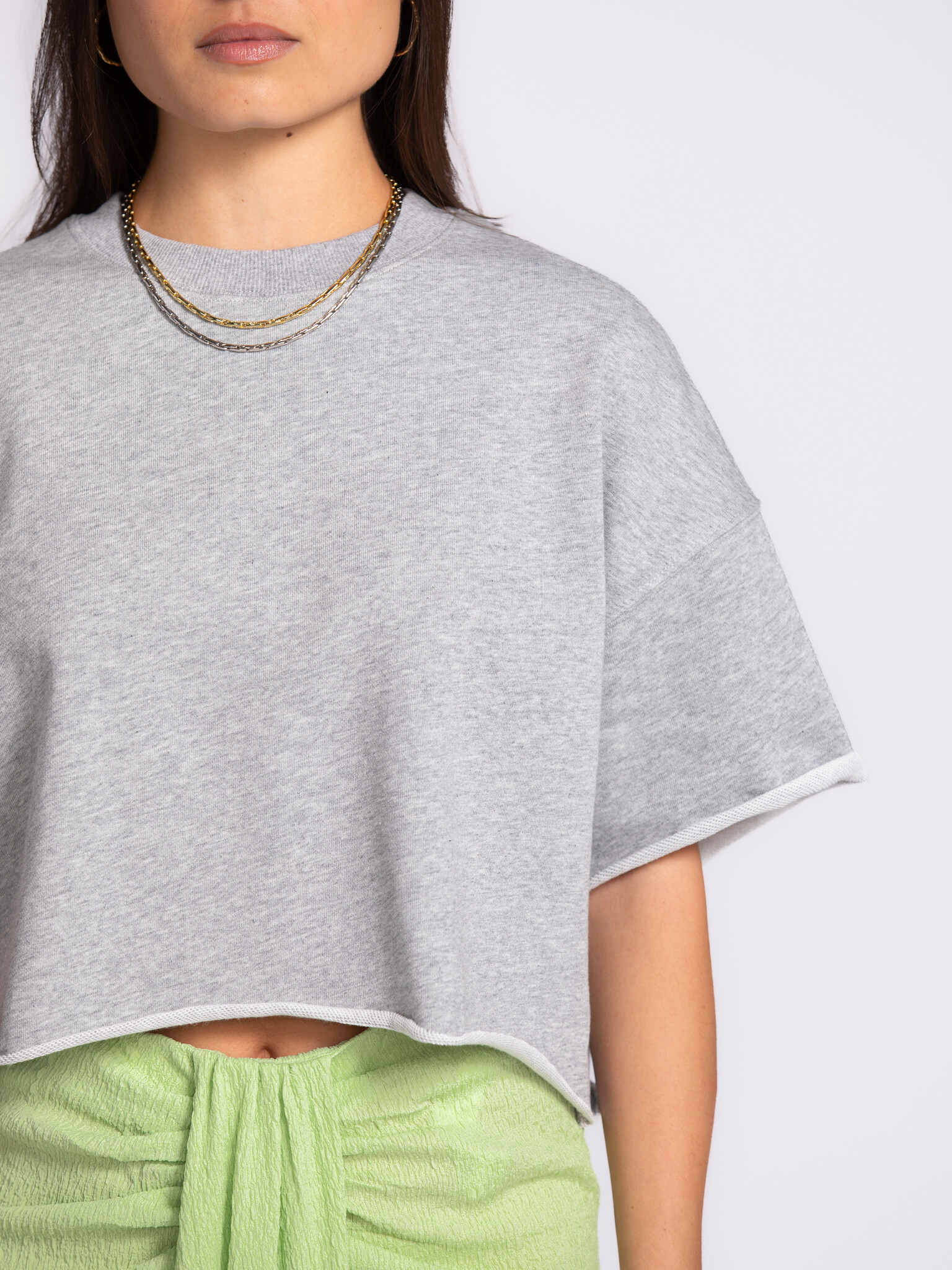 Les Soeurs sweat shortsleeve Lucia 4. A little sporty, a little fun. De losse snit en zachte feel geven het iets lichts e...