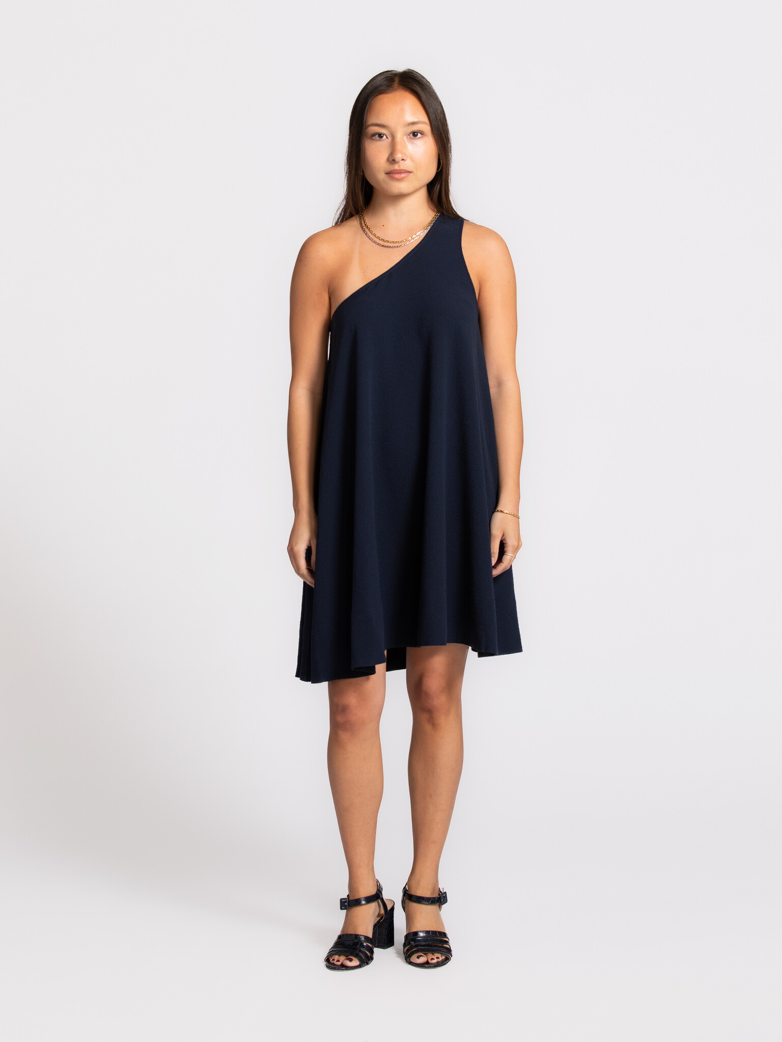 Les Soeurs one shoulder dress Bobbie 1. The one shoulder shape keeps it simple, yet sharp. A dress that doesn’t ask for a...