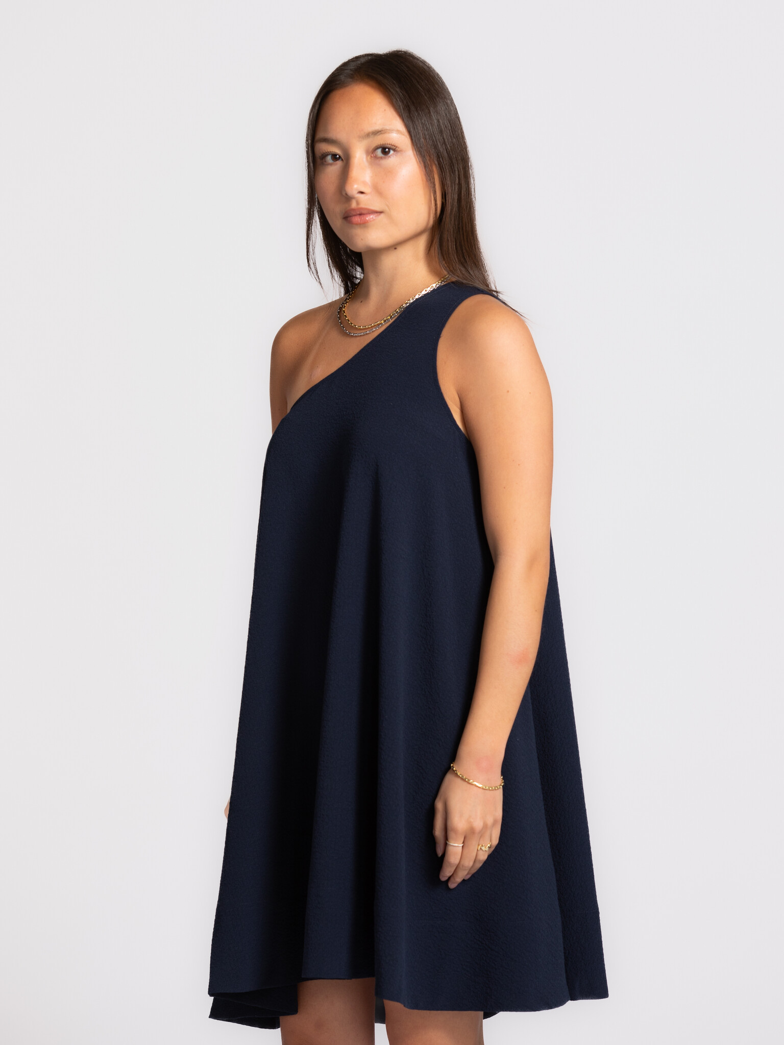Les Soeurs one shoulder dress Bobbie 3. The one shoulder shape keeps it simple, yet sharp. A dress that doesn’t ask for a...