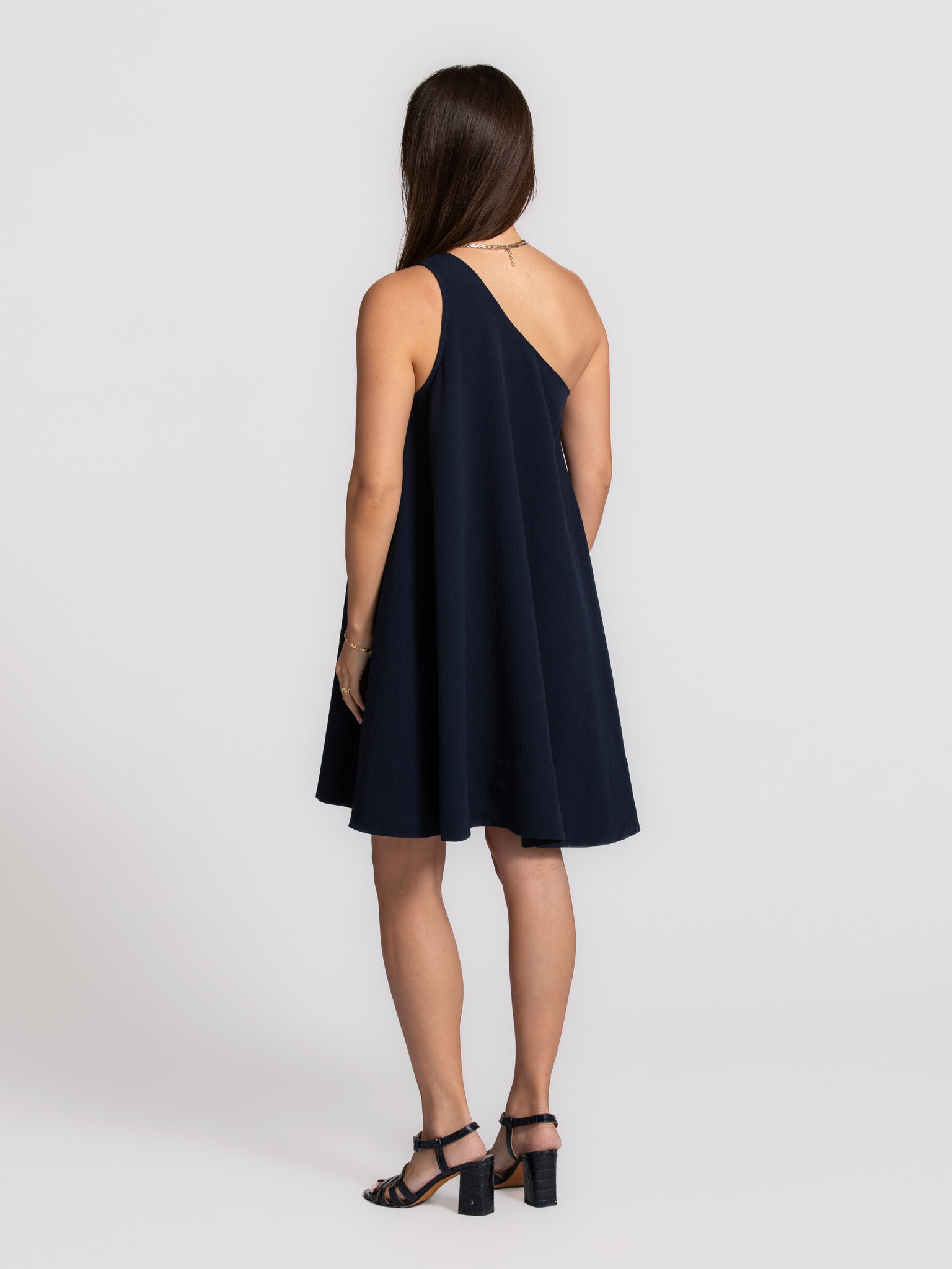 Les Soeurs one shoulder dress Bobbie 5. The one shoulder shape keeps it simple, yet sharp. A dress that doesn’t ask for a...