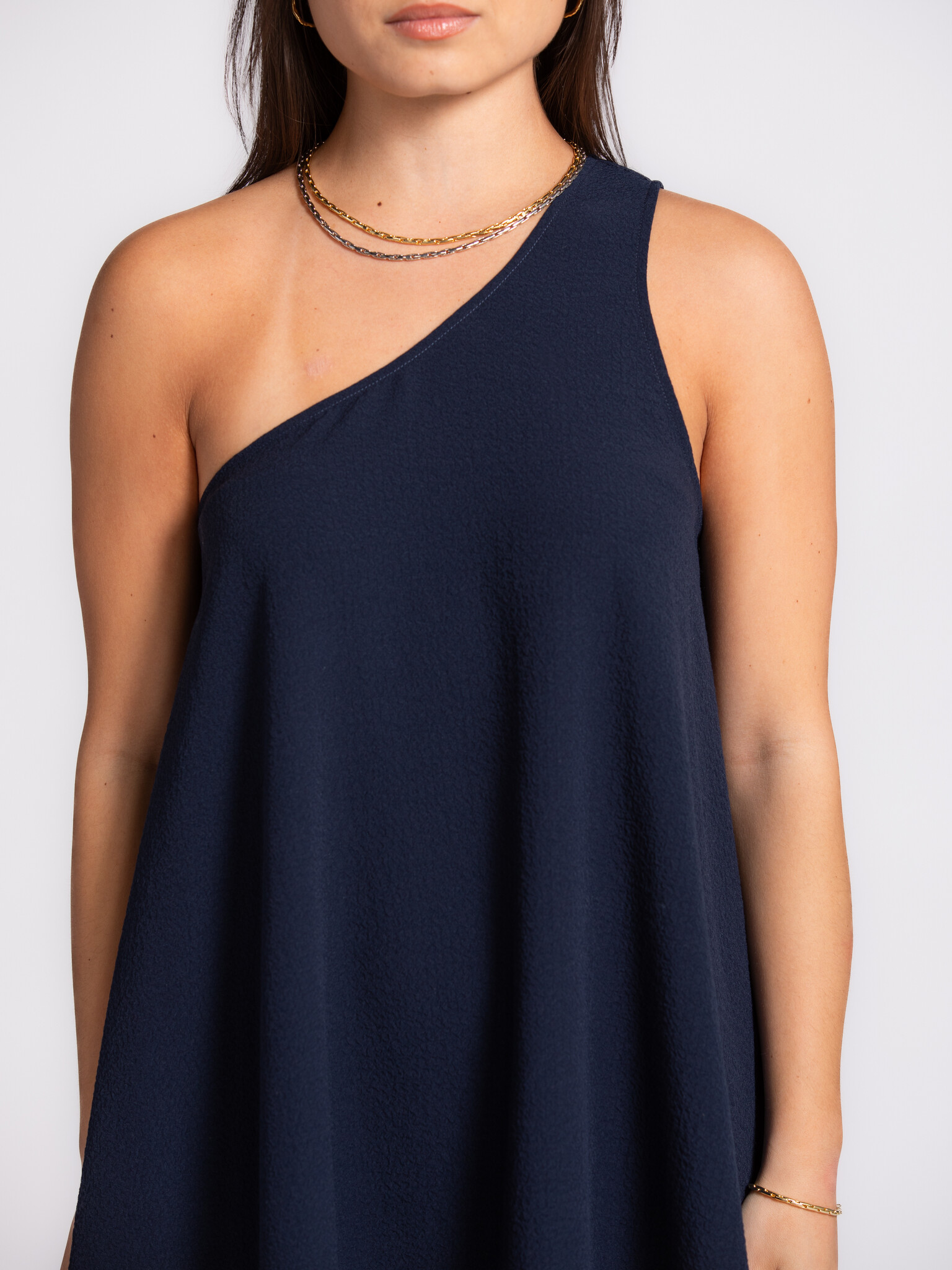 Les Soeurs one shoulder dress Bobbie 4. The one shoulder shape keeps it simple, yet sharp. A dress that doesn’t ask for a...
