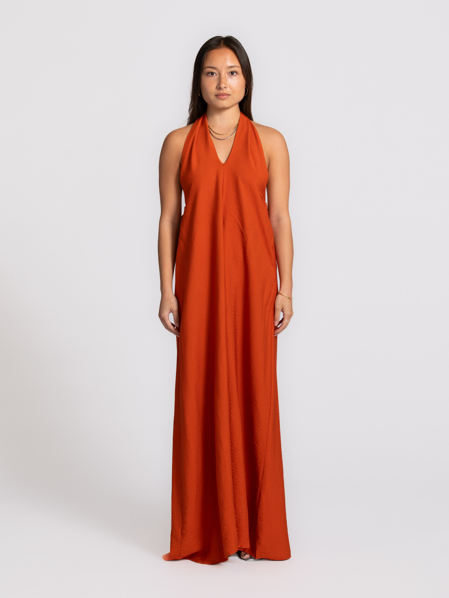 Selected robe dos-nu Lisa 4. La chaleur d’une soirée d’été traduite en robe. L’encolure dos-nu et le mouvement fluide cré...