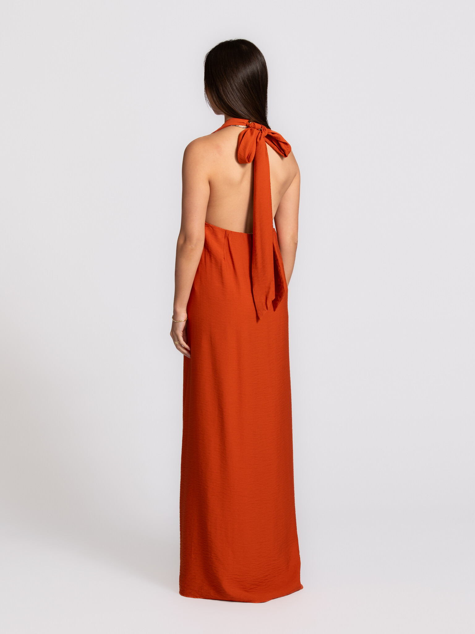 Selected robe dos-nu Lisa 5. La chaleur d’une soirée d’été traduite en robe. L’encolure dos-nu et le mouvement fluide cré...