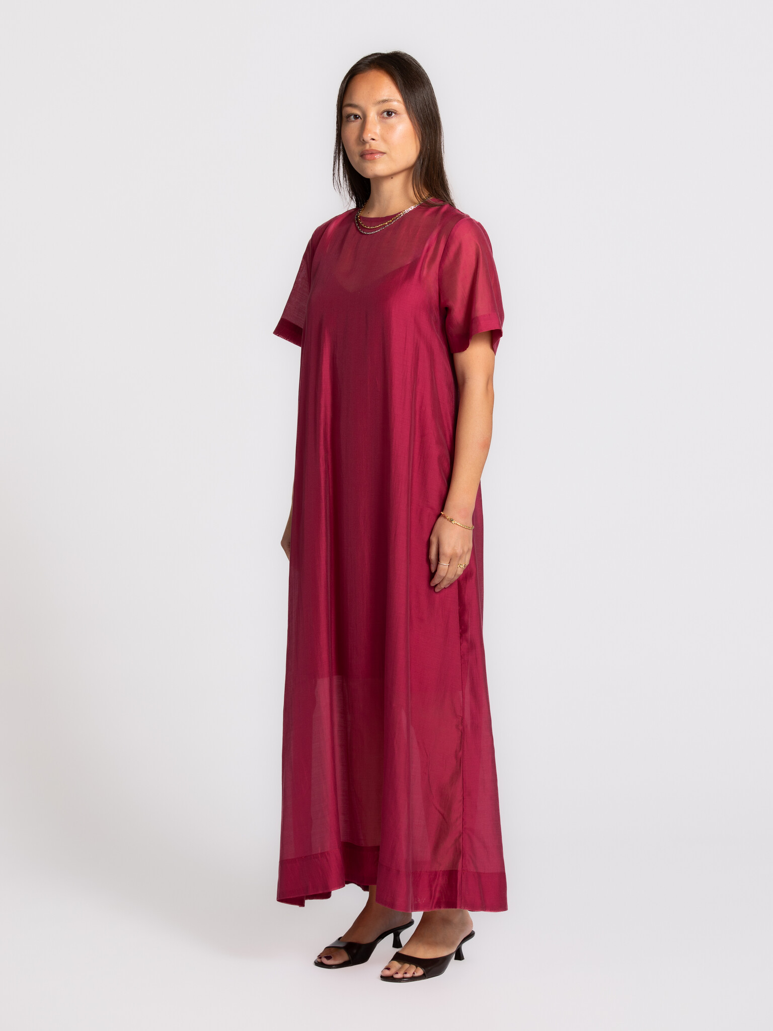 Selected robe en organza Iris 4. La couche en organza transparente accompagne chaque mouvement et capte la lumière à chaq...