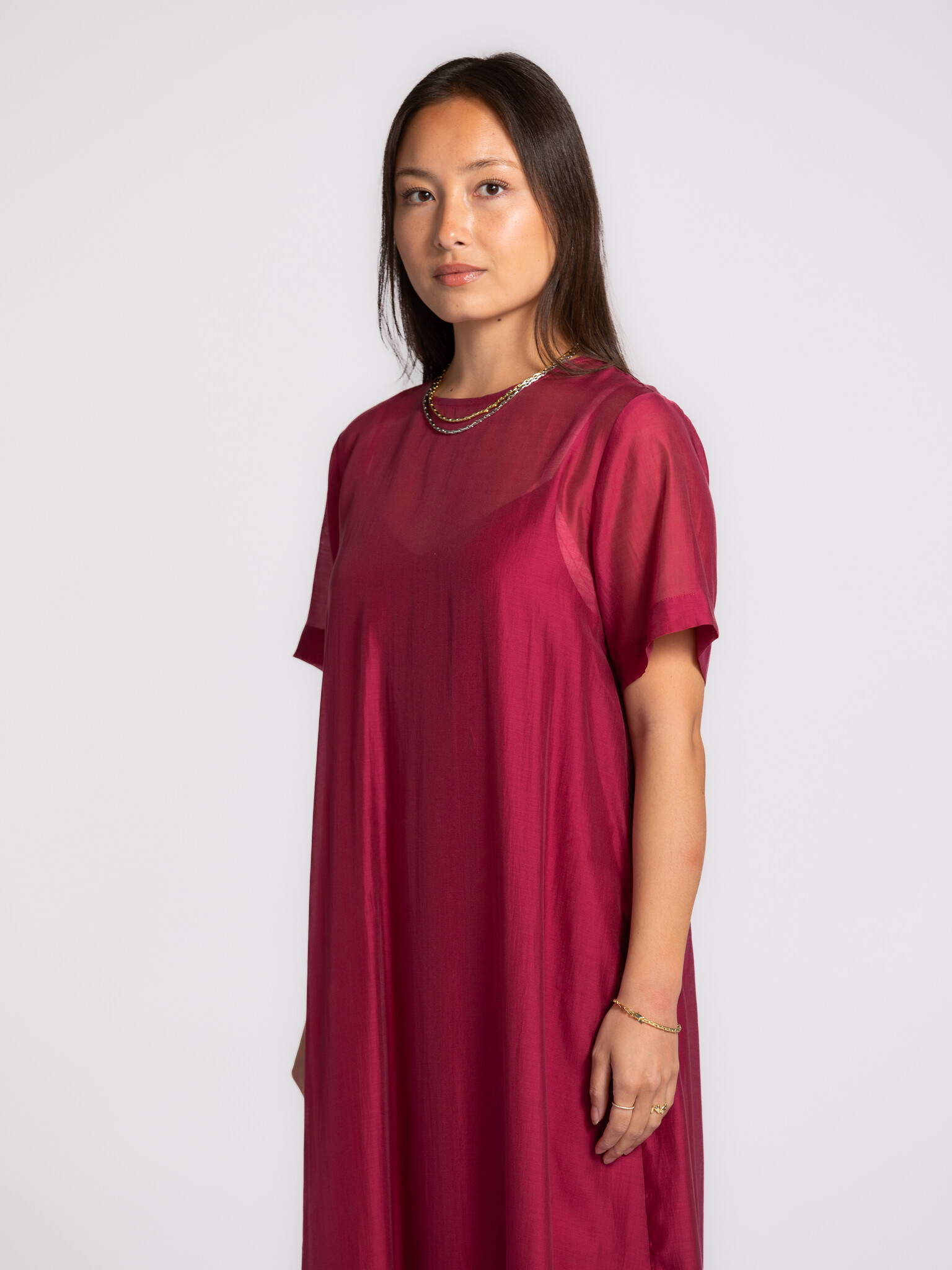 Selected robe en organza Iris 3. La couche en organza transparente accompagne chaque mouvement et capte la lumière à chaq...