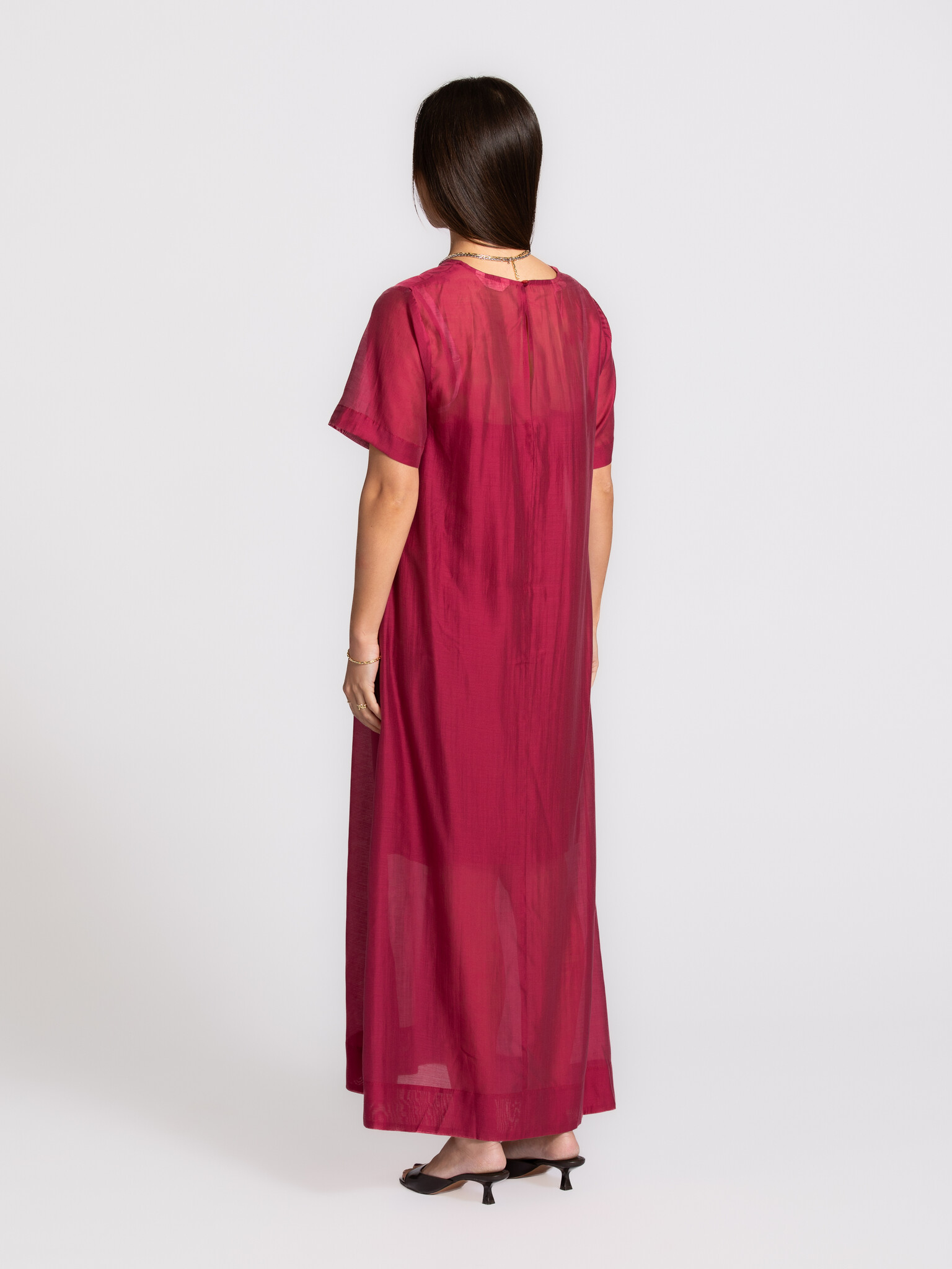 Selected robe en organza Iris 5. La couche en organza transparente accompagne chaque mouvement et capte la lumière à chaq...