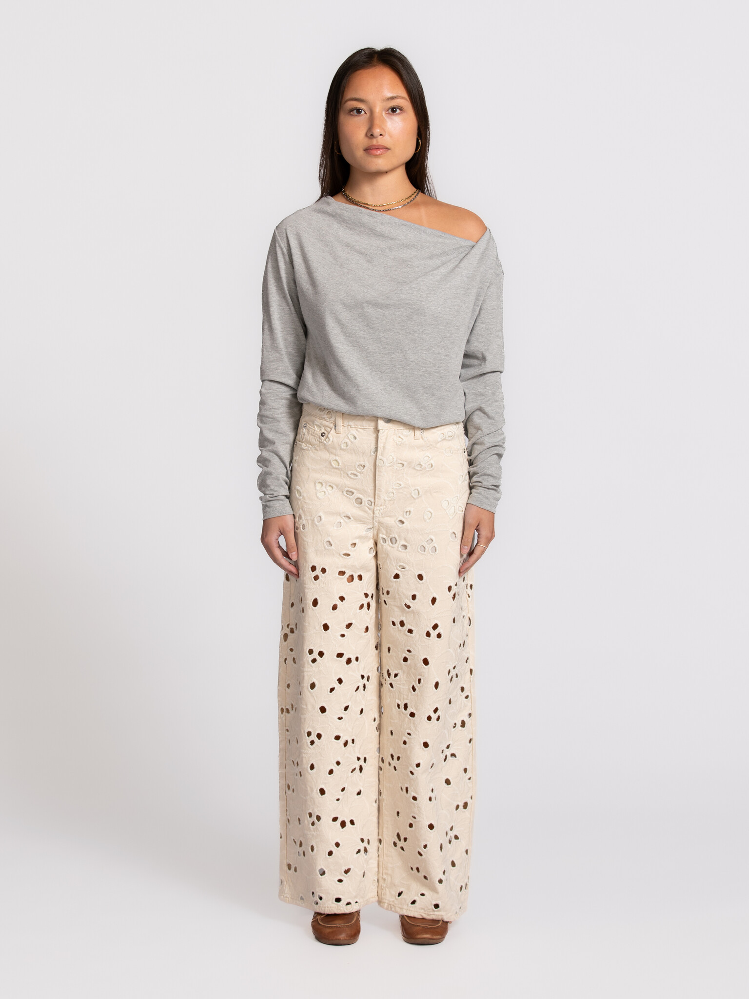 Les Soeurs off shoulder longsleeve Noxy 3. Minimalistisch, maar niet basic. De asymmetrische halslijn geeft deze top een ...