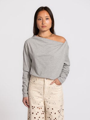 Longsleeve Noxy. Minimalistisch, maar niet basic. De asymmetrische halslijn geeft deze top een zachte, vrouwelijke twist,...