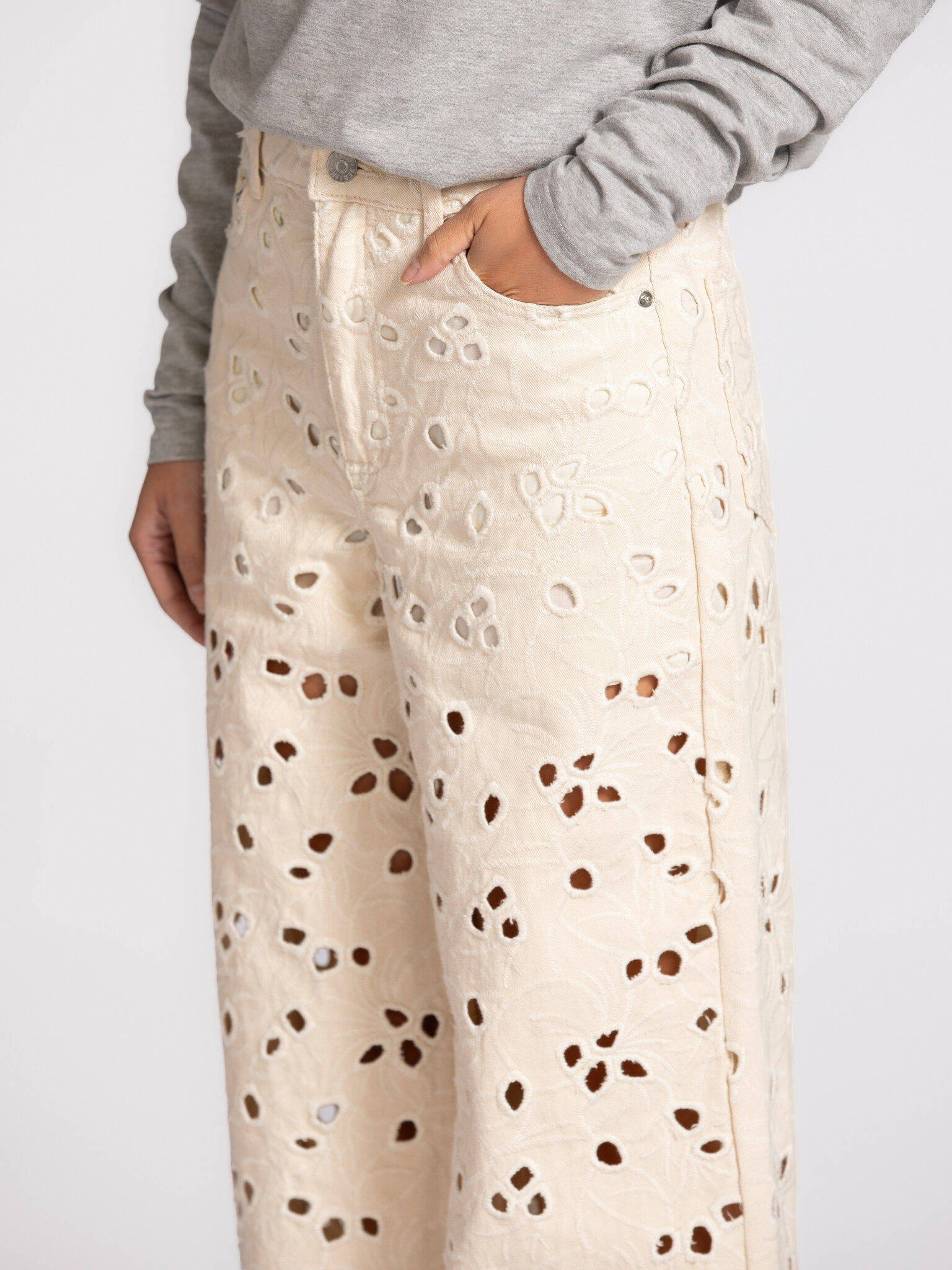 Edited broderie broek Tabea 4. Alsof je outfit meteen meer zegt. Met fijne broderie die een romantische toets toevoegt aa...