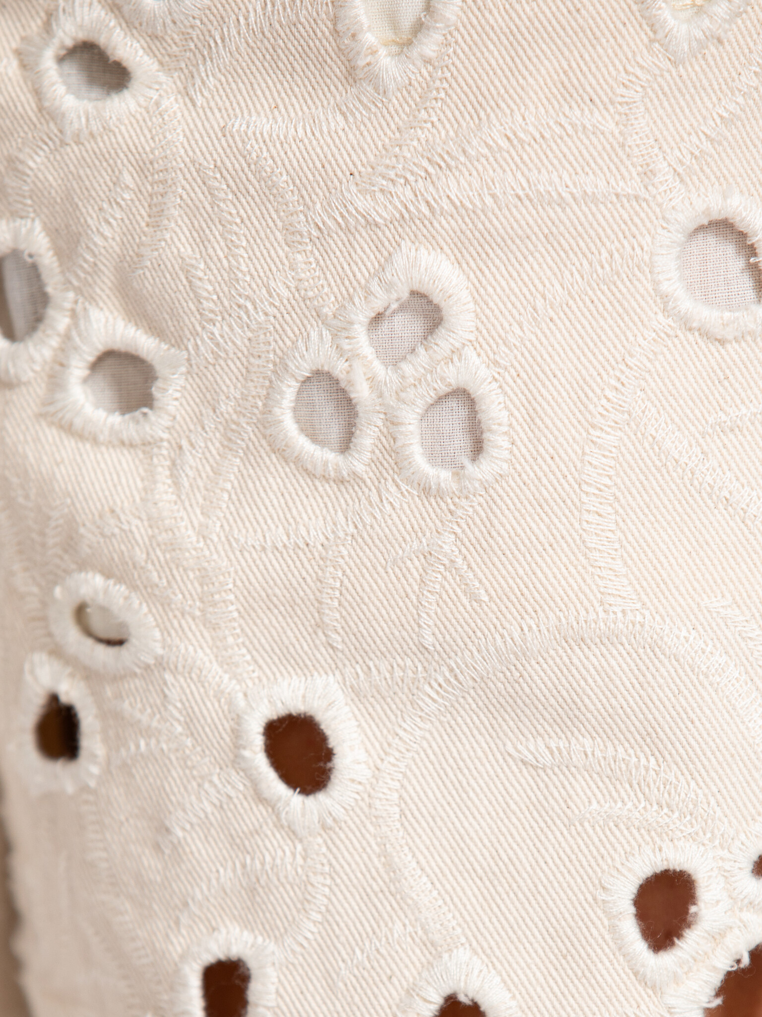 Edited broderie broek Tabea 6. Alsof je outfit meteen meer zegt. Met fijne broderie die een romantische toets toevoegt aa...