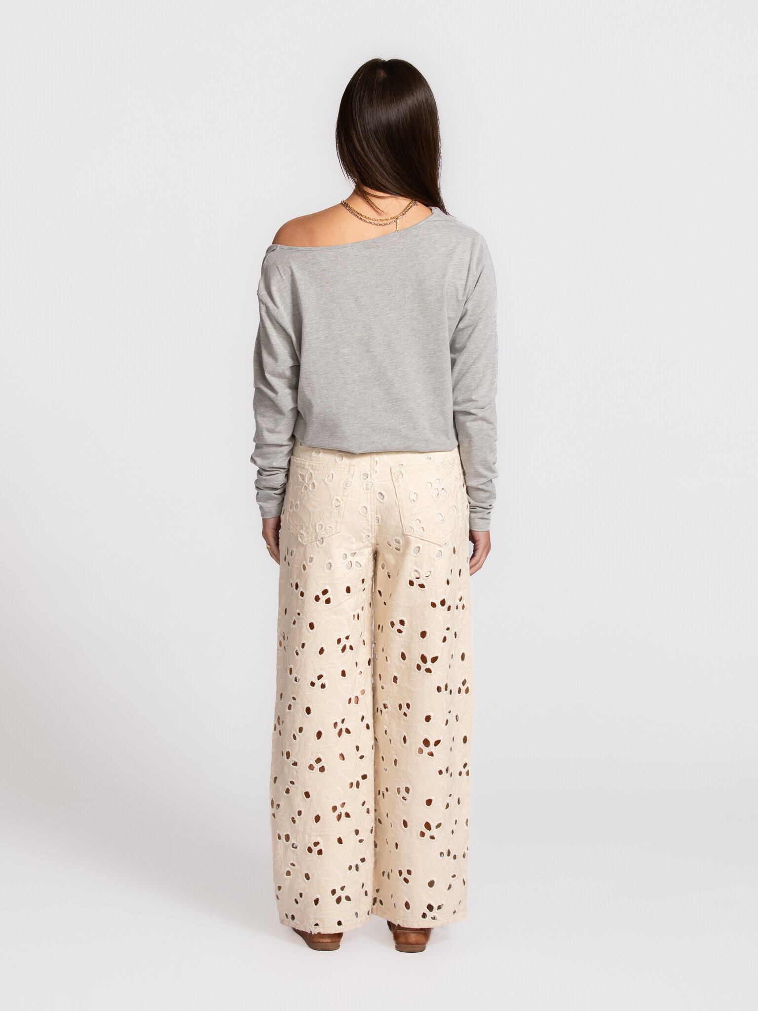 Edited broderie broek Tabea 5. Alsof je outfit meteen meer zegt. Met fijne broderie die een romantische toets toevoegt aa...