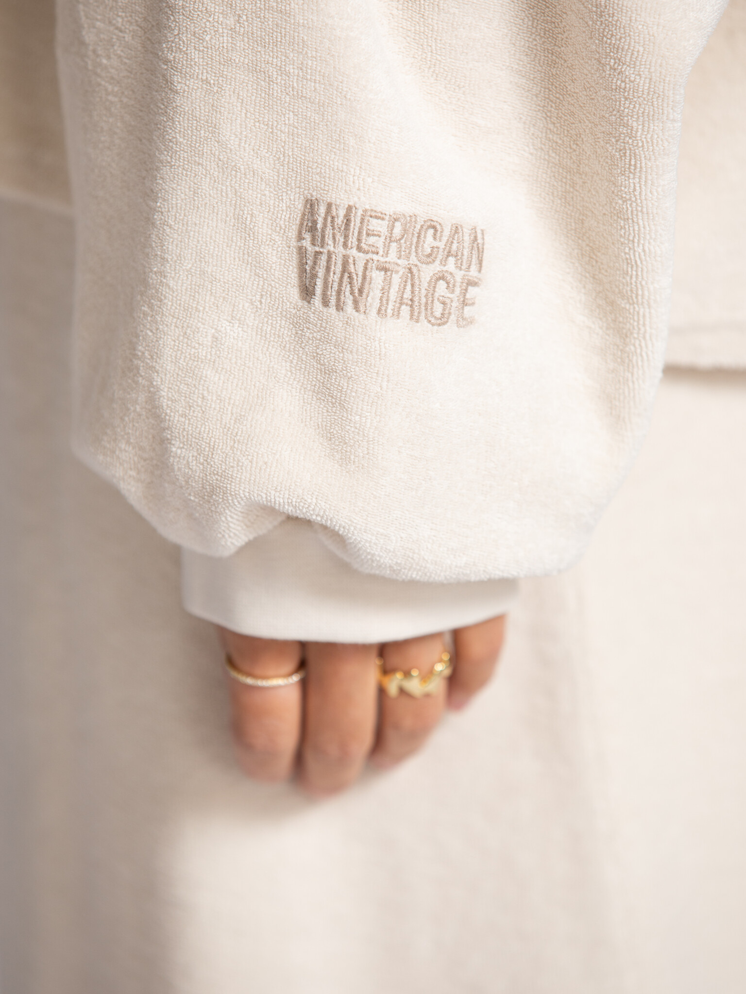 American Vintage terry sweater Fuxow 4. Understated and refined. De zachte brushed stof en losse fit zorgen voor ultiem c...