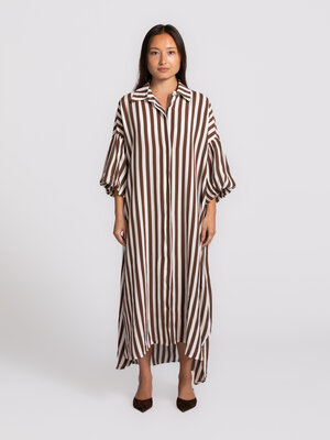 Robe Daniel. Les rayures verticales rencontrent des manches bouffantes pour une allure fluide et élégante. Cette robe max...