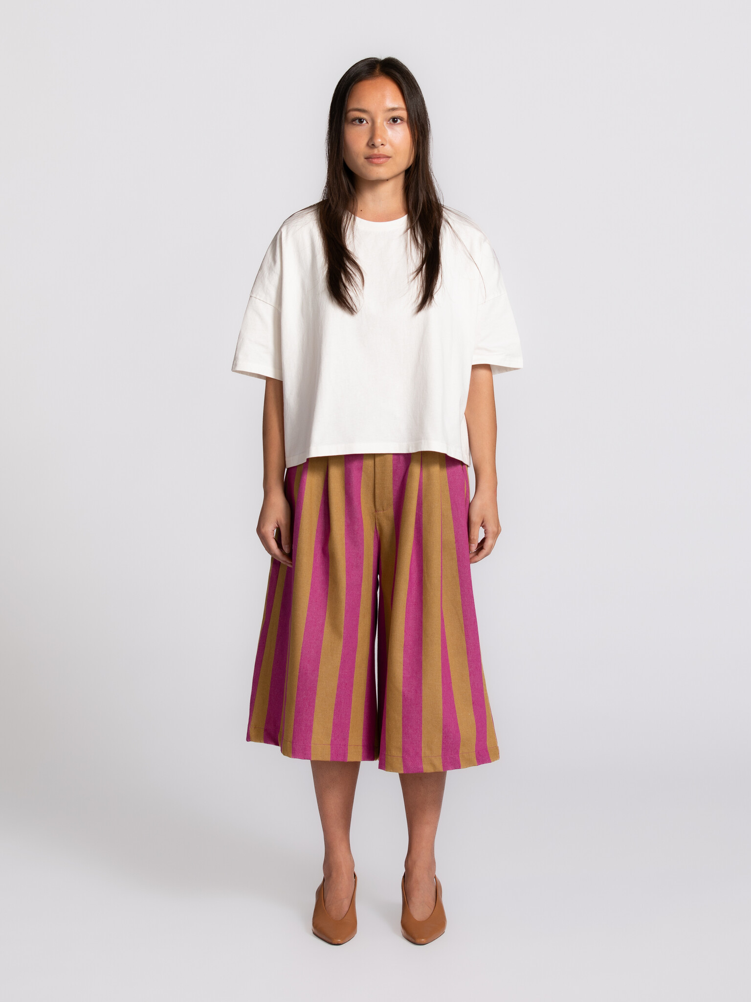 Les Soeurs boxy T-shirt Carrie 3. Slightly looser, slightly shorter. This boxy tee brings more movement to your look and ...