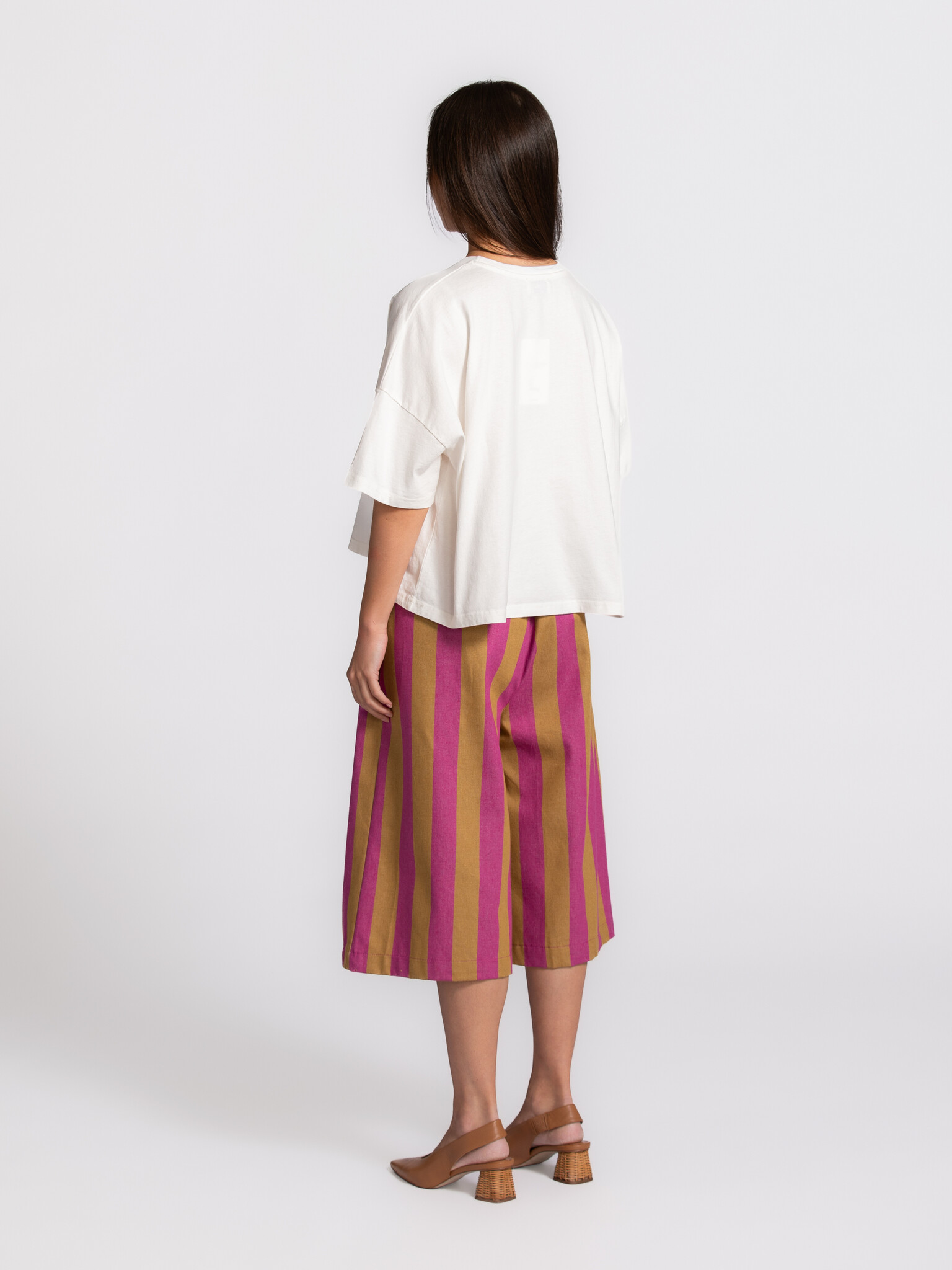 Les Soeurs boxy T-shirt Carrie 5. Slightly looser, slightly shorter. This boxy tee brings more movement to your look and ...