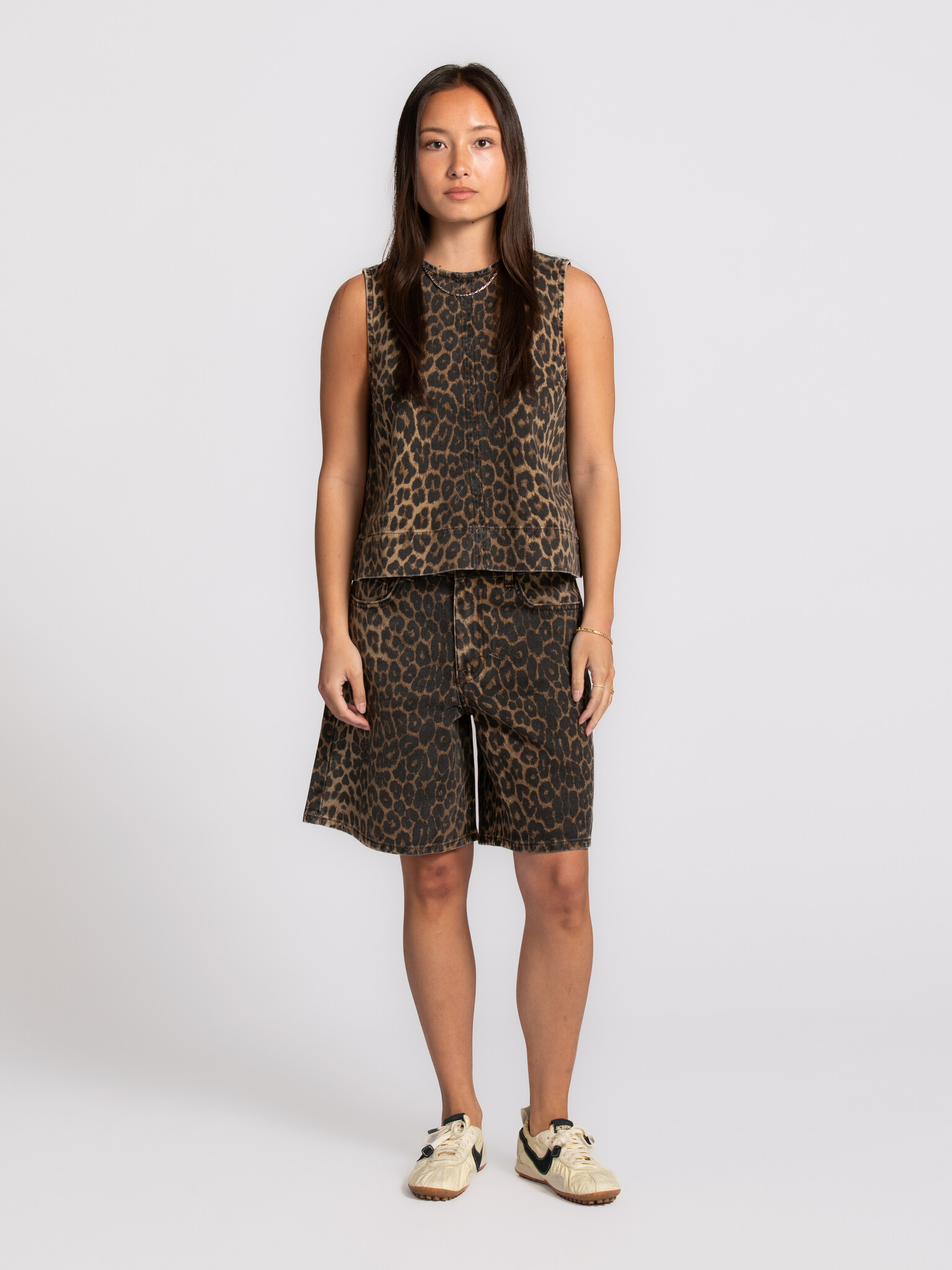 MBYM short en léopard Talina 3. Décontracté, mais avec du caractère. Ce short en denim léopard présente une coupe ample e...