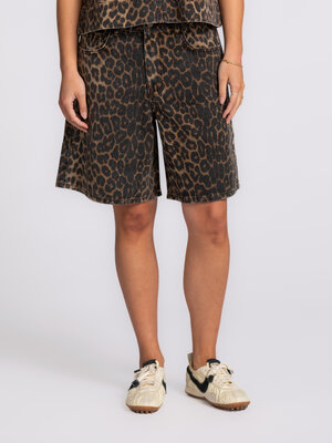 Shorts Talina. Relaxed, but with character. These leopard denim shorts have a loose fit and a bold feel that instantly ad...