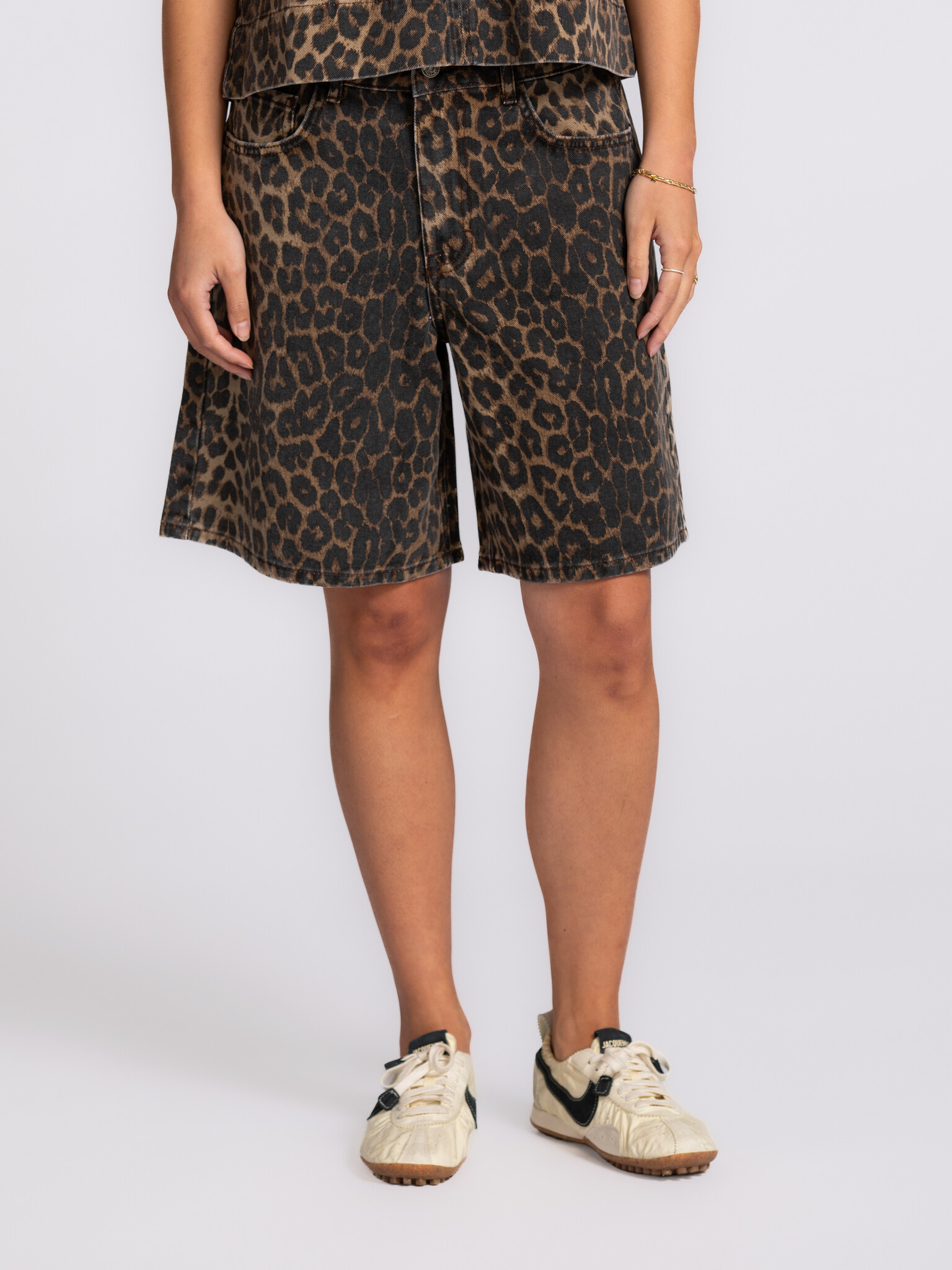 MBYM short en léopard Talina 1. Décontracté, mais avec du caractère. Ce short en denim léopard présente une coupe ample e...