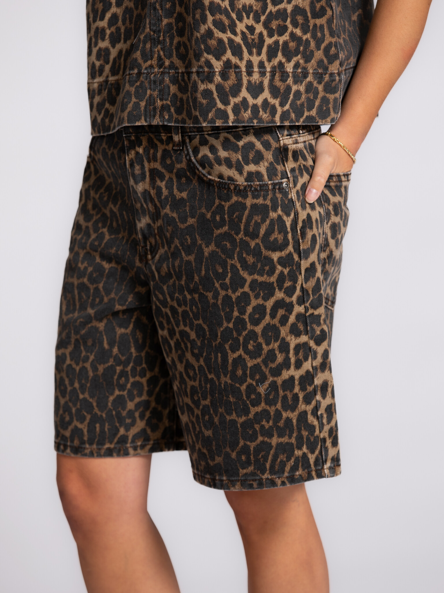 MBYM short en léopard Talina 4. Décontracté, mais avec du caractère. Ce short en denim léopard présente une coupe ample e...