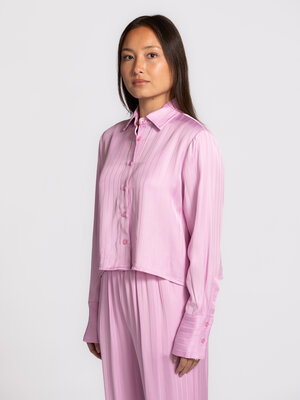 Blouse Asra. A touch of pink, a lot of attitude. Soft with just enough character. The fresh hue and cropped fit create a ...