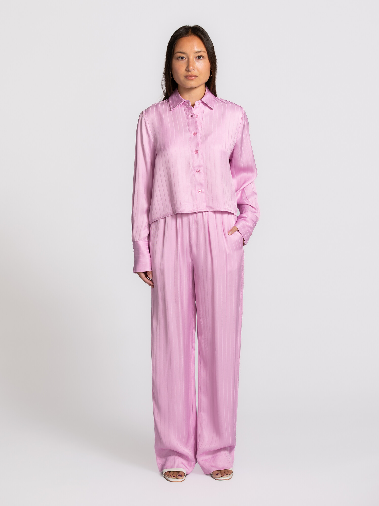 Les Soeurs wide-leg trousers Ayla 3. The fabric falls softly along your body and moves with every step. Trousers you bare...