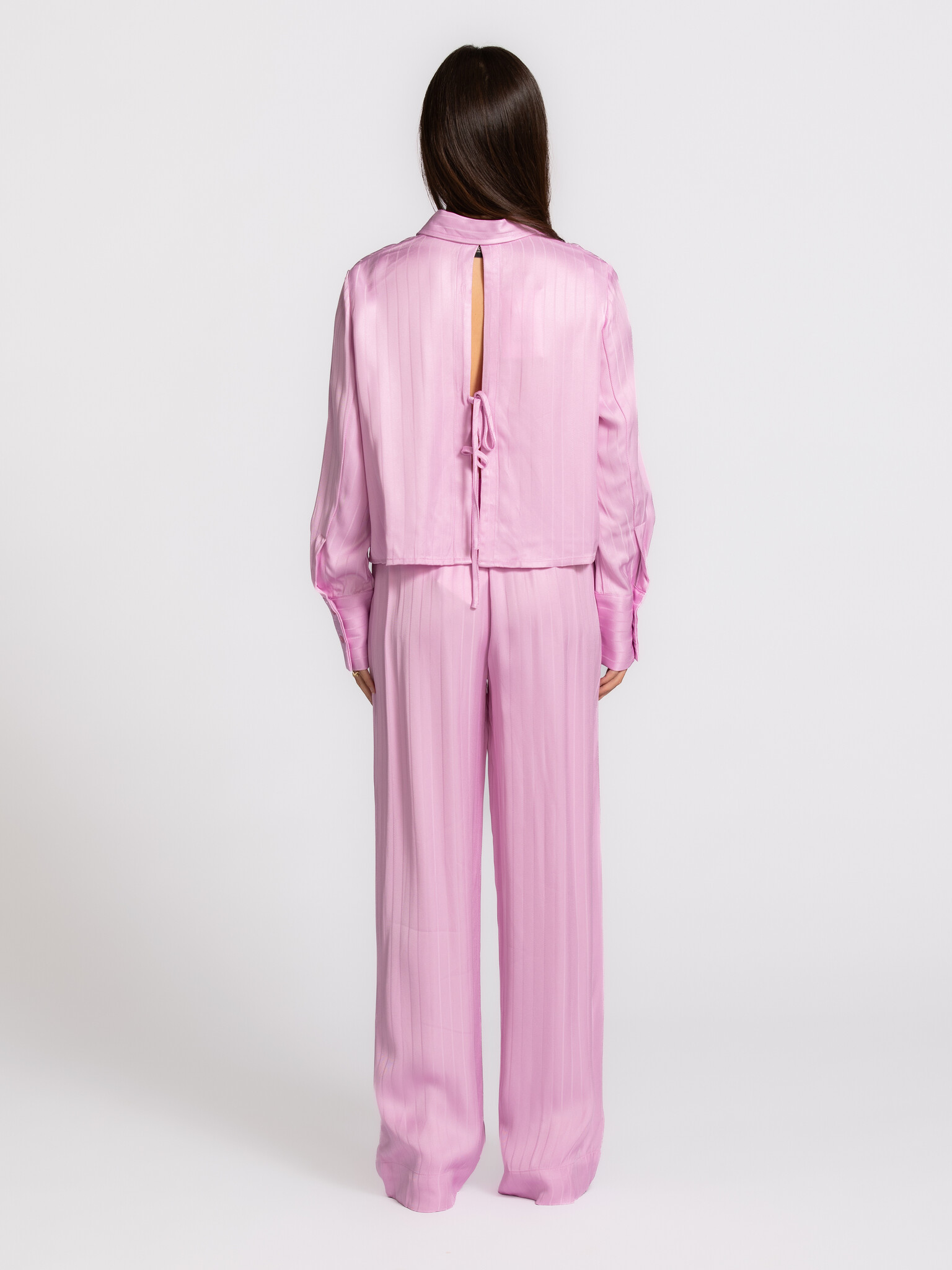 Les Soeurs wide-leg trousers Ayla 5. The fabric falls softly along your body and moves with every step. Trousers you bare...
