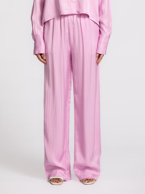 Broek Ayla. De stof valt zacht langs je lichaam en beweegt mee bij elke stap. Een broek die je bijna niet voelt, maar wel...