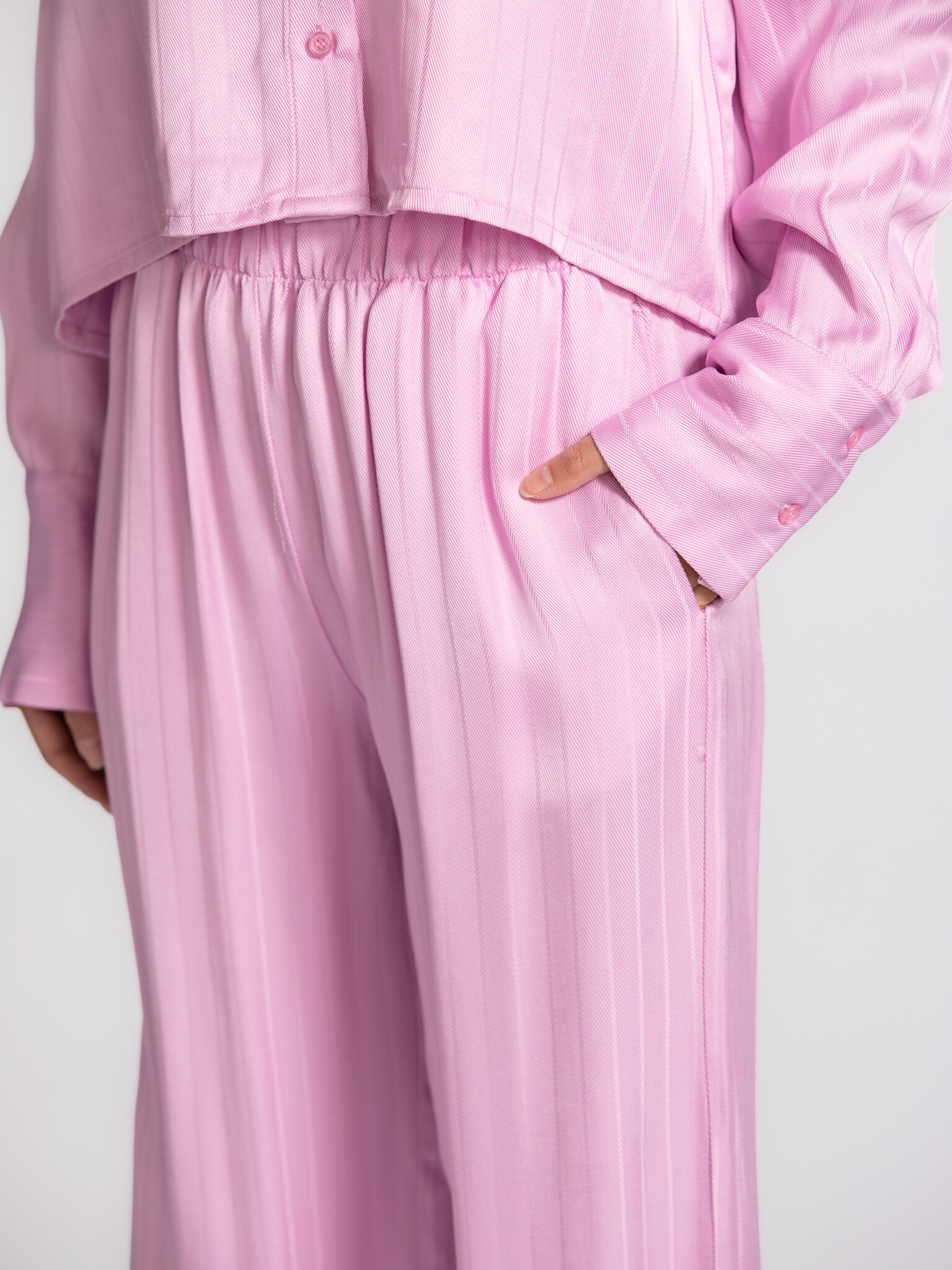 Les Soeurs wide-leg trousers Ayla 4. The fabric falls softly along your body and moves with every step. Trousers you bare...