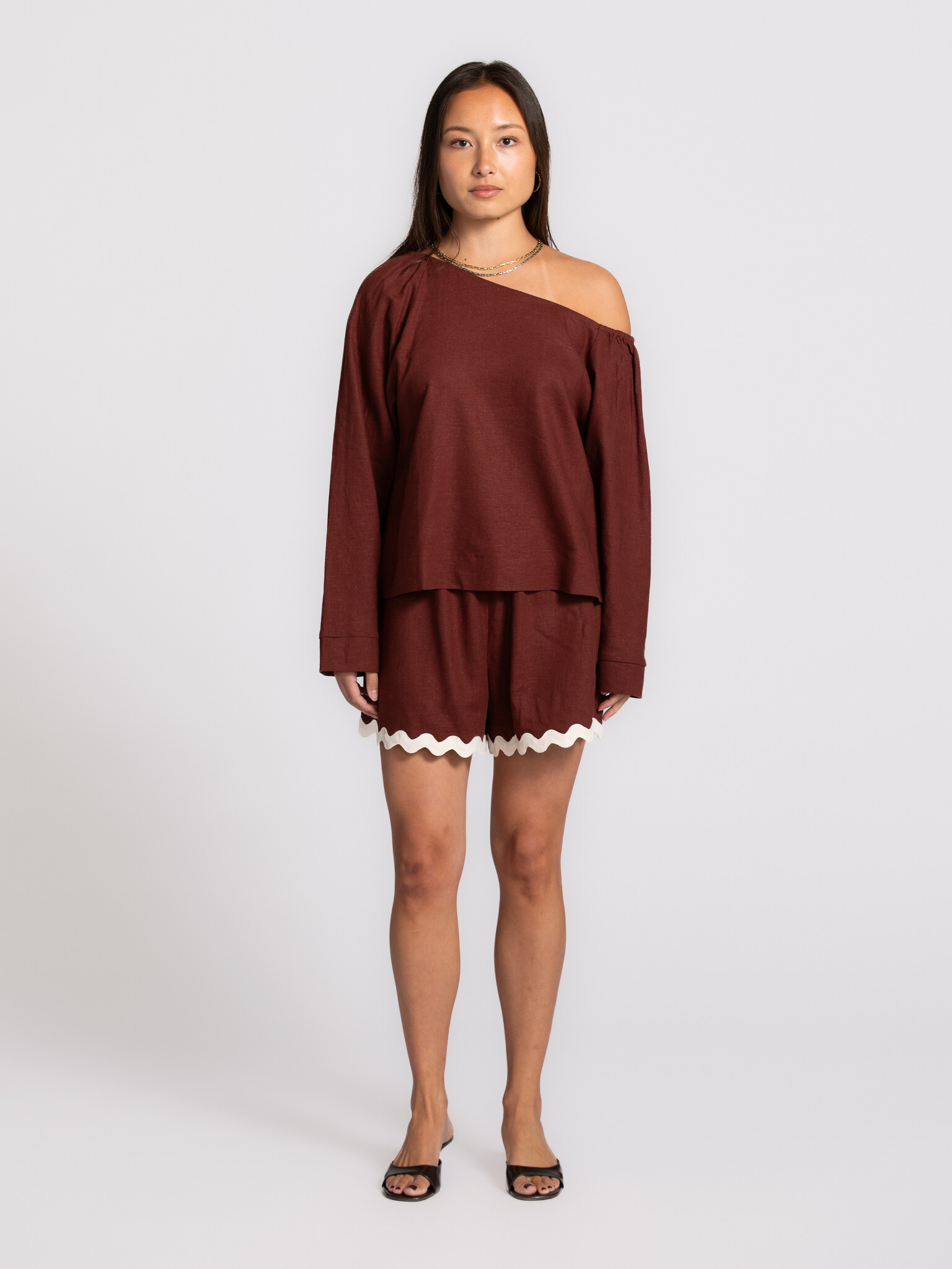 Les Soeurs scalloped shorts Amadou 3. A summer feeling in one piece. Softly flowing and light on the skin, with a playful...