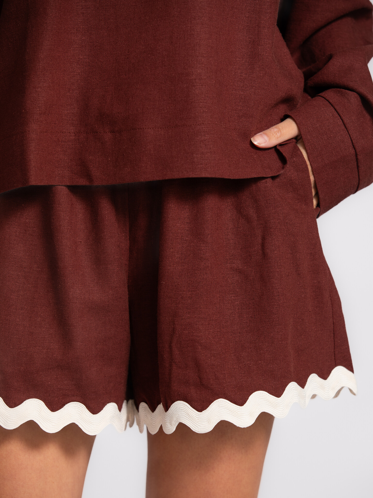 Les Soeurs scalloped shorts Amadou 4. A summer feeling in one piece. Softly flowing and light on the skin, with a playful...