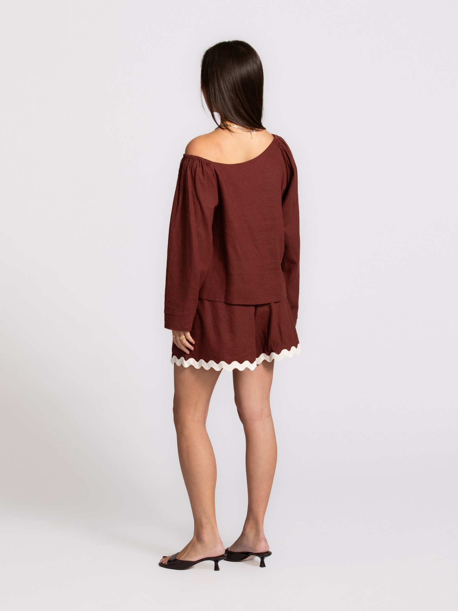 Les Soeurs scalloped shorts Amadou 5. A summer feeling in one piece. Softly flowing and light on the skin, with a playful...