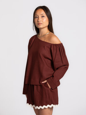 Blouse Cilou. One you choose without hesitation. The soft fabric and open shoulder add something special without trying t...