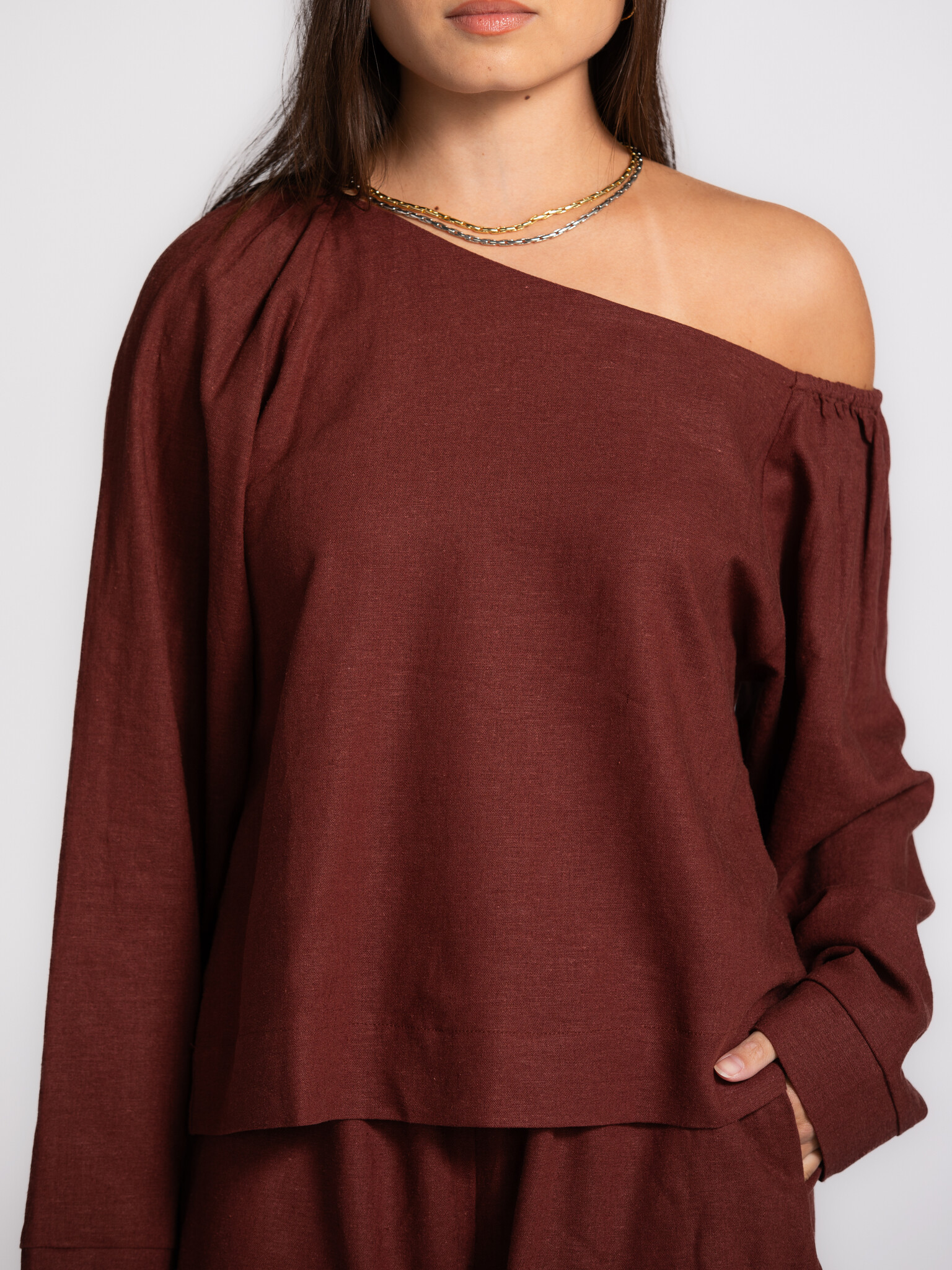 Les Soeurs off shoulder blouse Cilou 4. Eentje die je zonder twijfelen kiest. De zachte stof en open schouder geven het g...