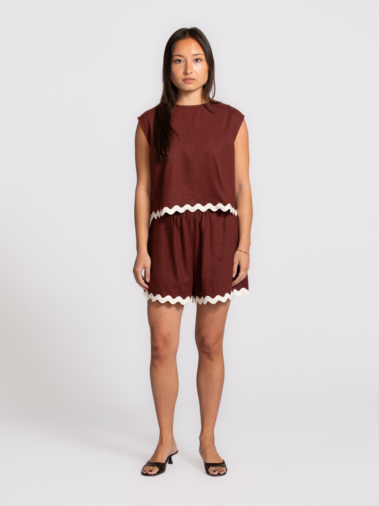 Les Soeurs sleeveless top Aurelie 3. When the sun lingers and your outfit calls for something light, this piece feels jus...