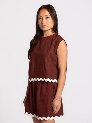 Top Aurelie. When the sun lingers and your outfit calls for something light, this piece feels just right.<br />
The scalloped ...