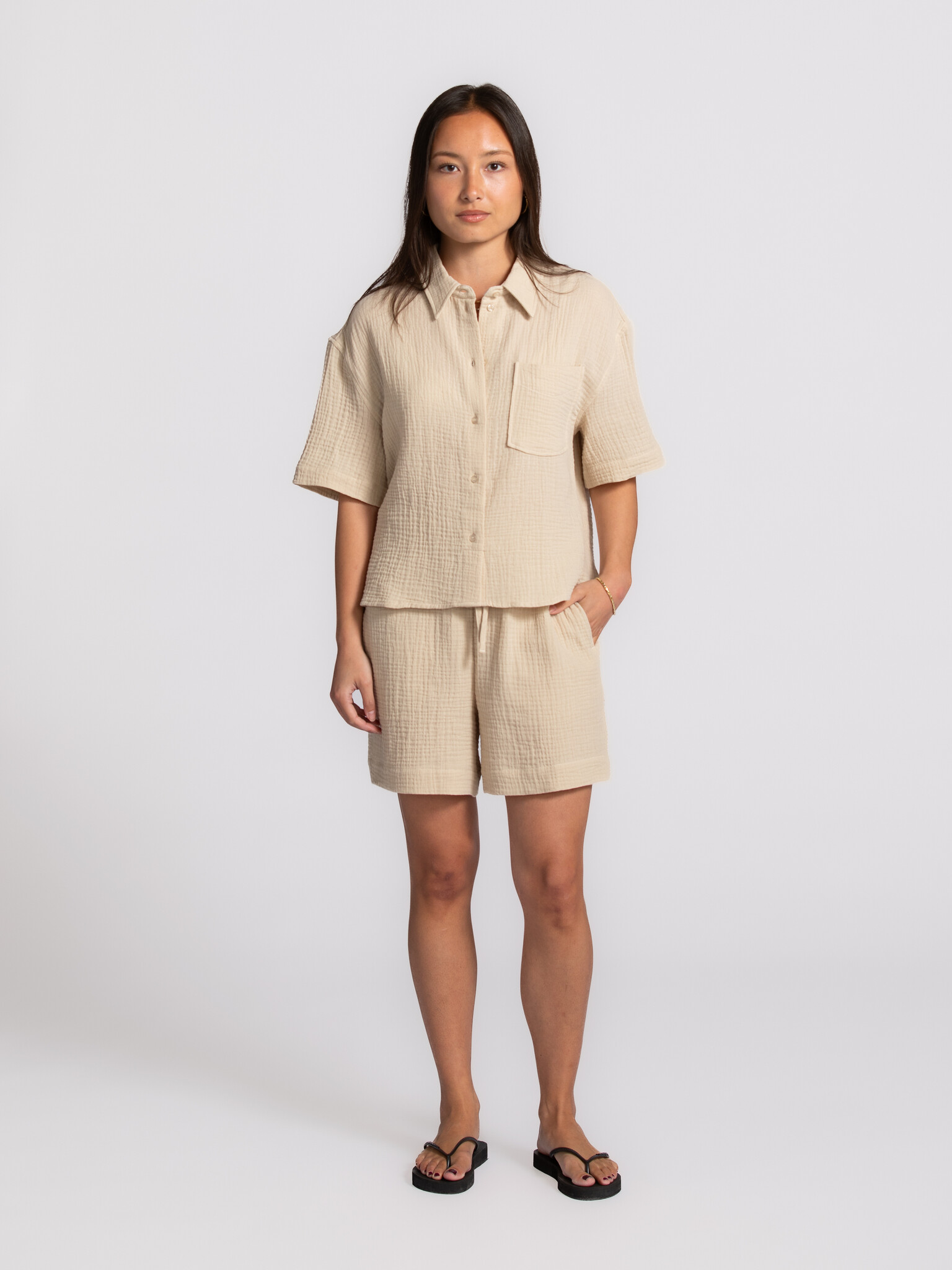 MBYM chemise Liraz Renetta 3. Une base douce pour chaque jour. La texture légère en tétra et la coupe relaxed apportent j...