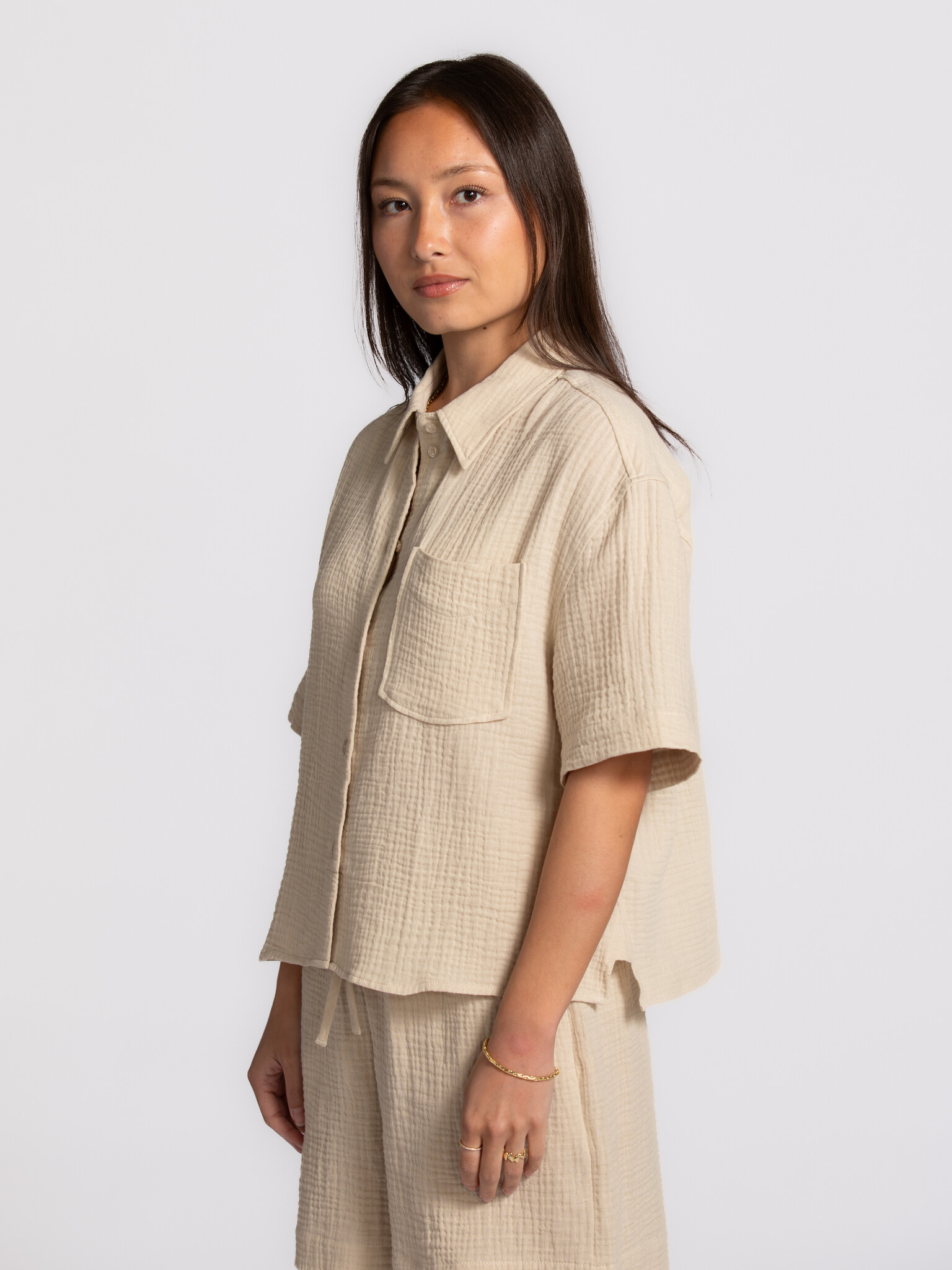 MBYM chemise Liraz Renetta 1. Une base douce pour chaque jour. La texture légère en tétra et la coupe relaxed apportent j...