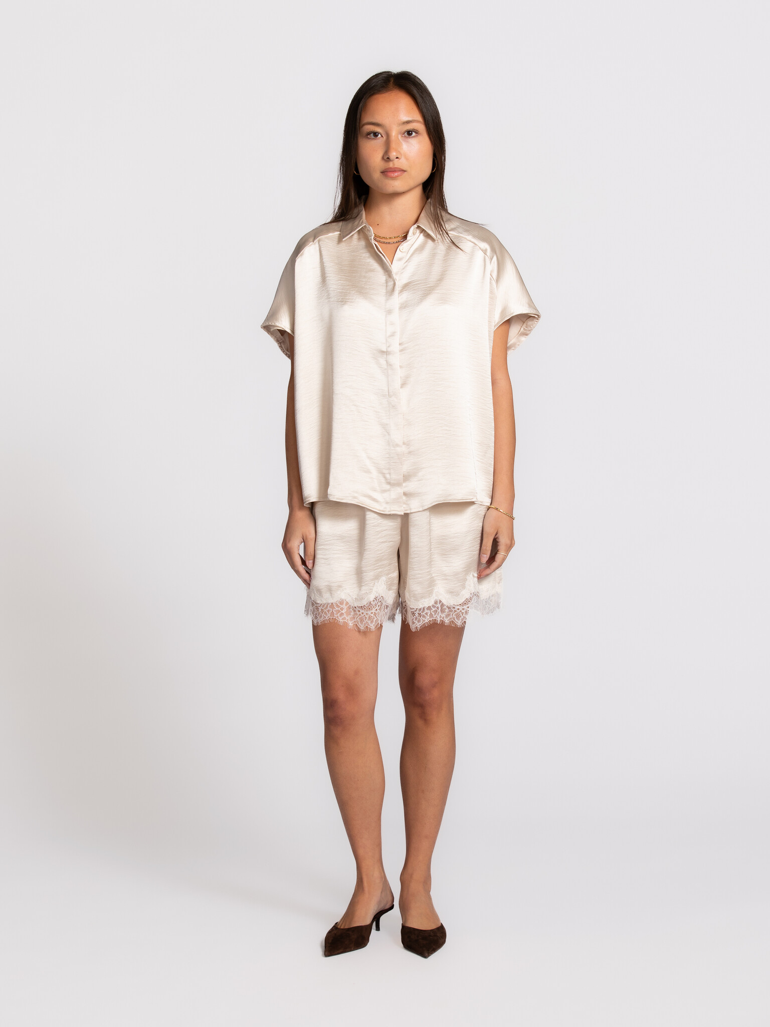 Les Soeurs sleeveless blouse Aiko 3. The soft sheen and light appearance bring a sense of simplicity and refinement toget...
