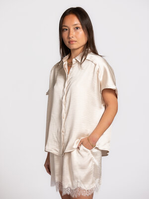 Blouse Aiko. The soft sheen and light appearance bring a sense of simplicity and refinement together. A blouse that adds ...
