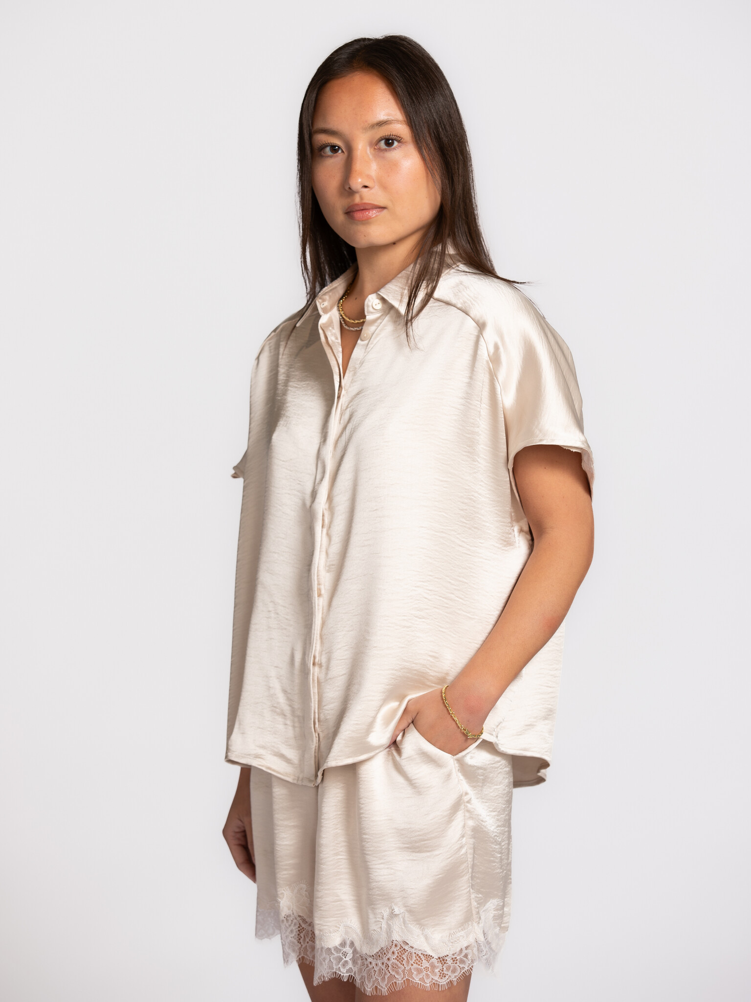 Les Soeurs sleeveless blouse Aiko 1. The soft sheen and light appearance bring a sense of simplicity and refinement toget...
