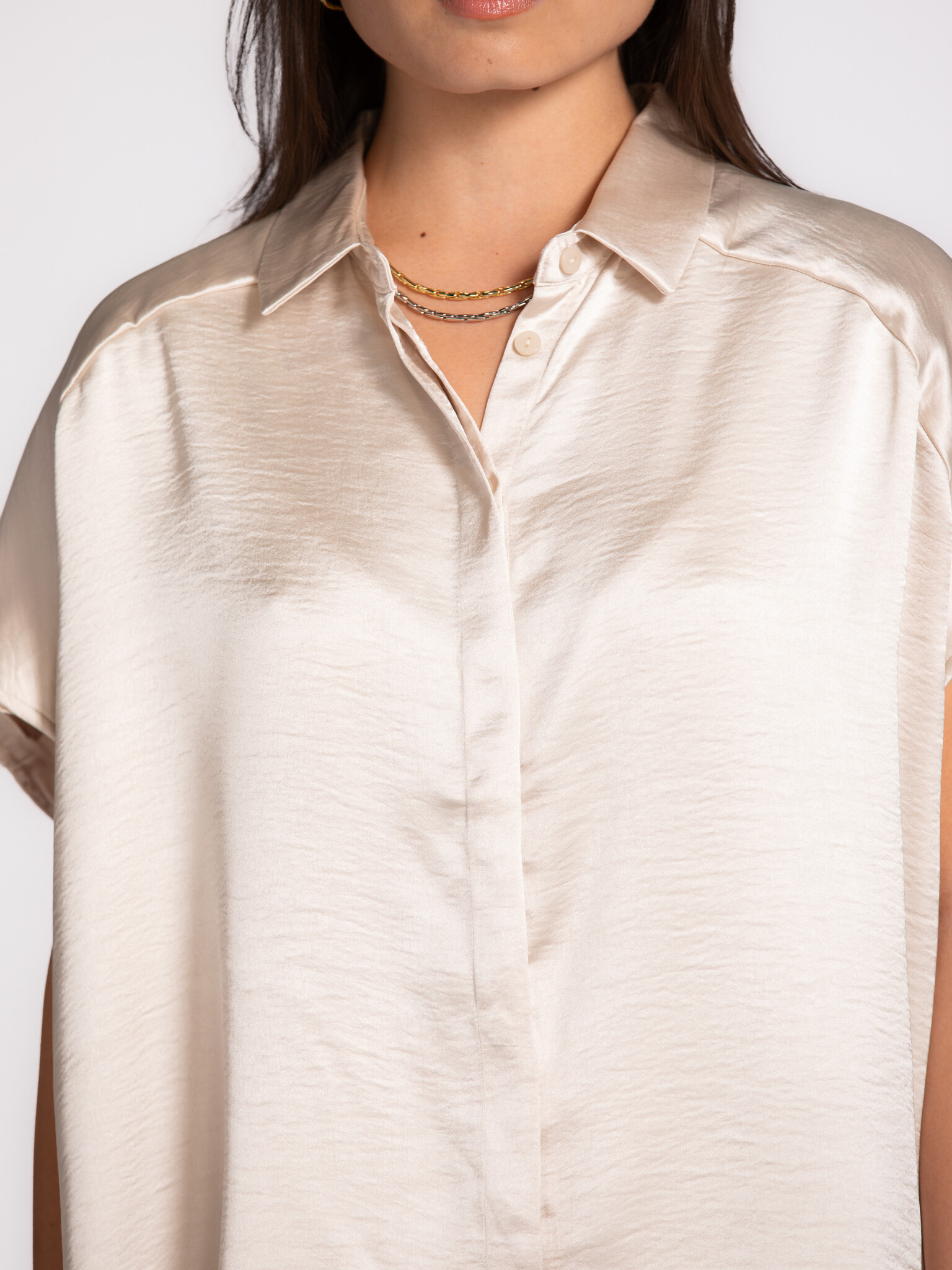 Les Soeurs sleeveless blouse Aiko 4. The soft sheen and light appearance bring a sense of simplicity and refinement toget...