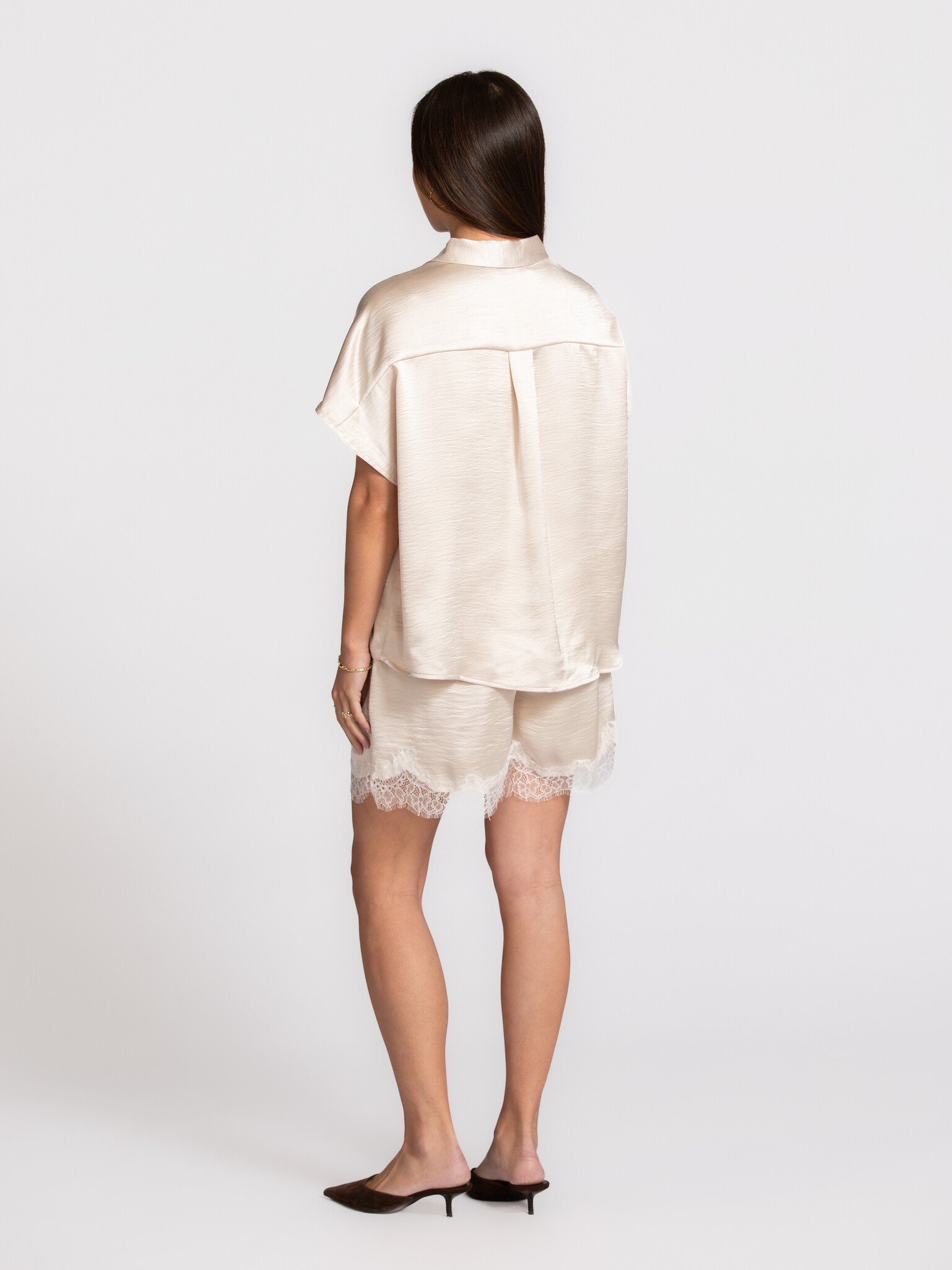 Les Soeurs sleeveless blouse Aiko 5. The soft sheen and light appearance bring a sense of simplicity and refinement toget...