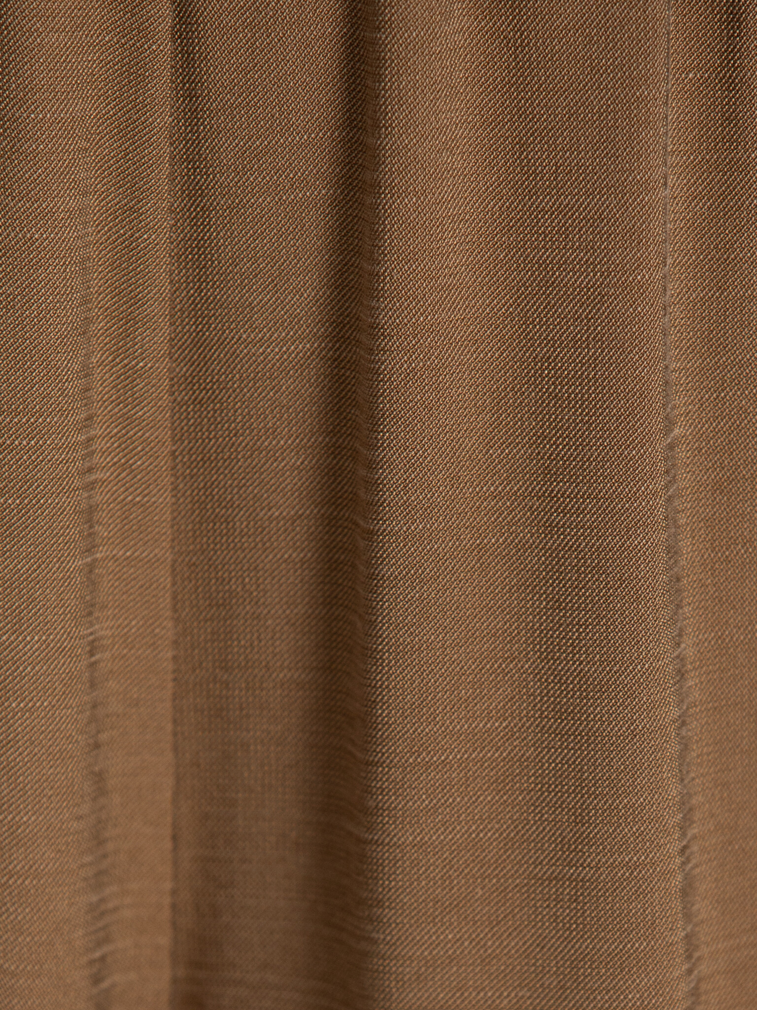 Edited wijde broek Cataleya 6. De luchtige stof en wijde snit geven deze broek een ontspannen elegantie die makkelijk com...