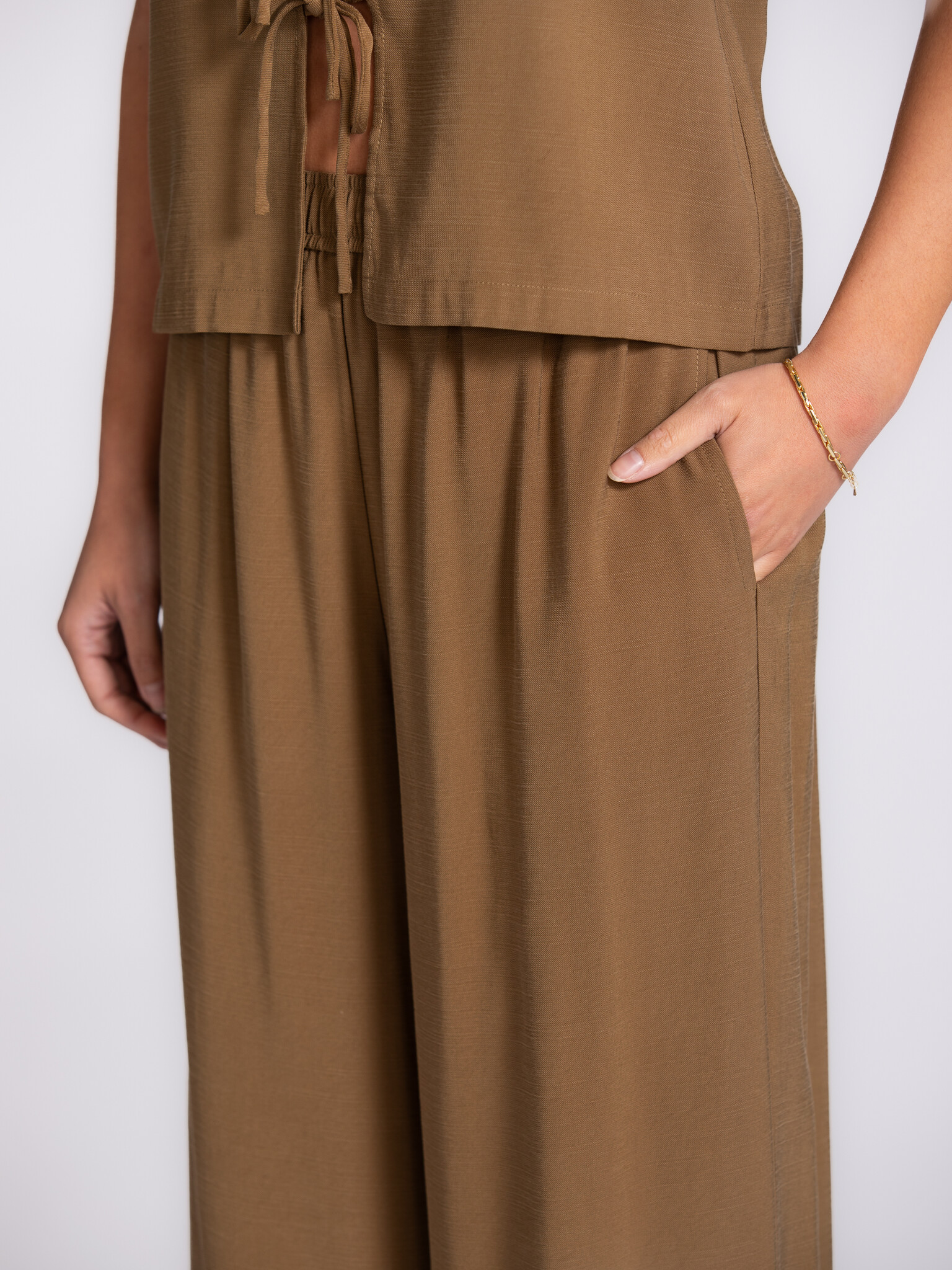 Edited wijde broek Cataleya 4. De luchtige stof en wijde snit geven deze broek een ontspannen elegantie die makkelijk com...